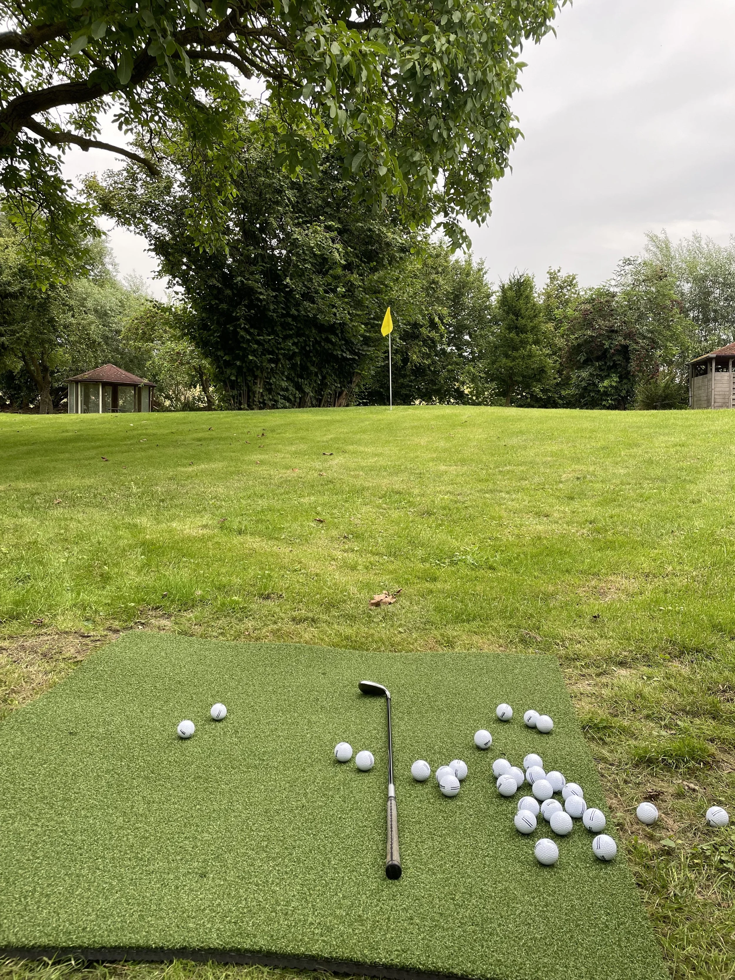 Große Rasenfläche mit Golf-Übungsbereich auf dem Grundstück der Elbe04 Location