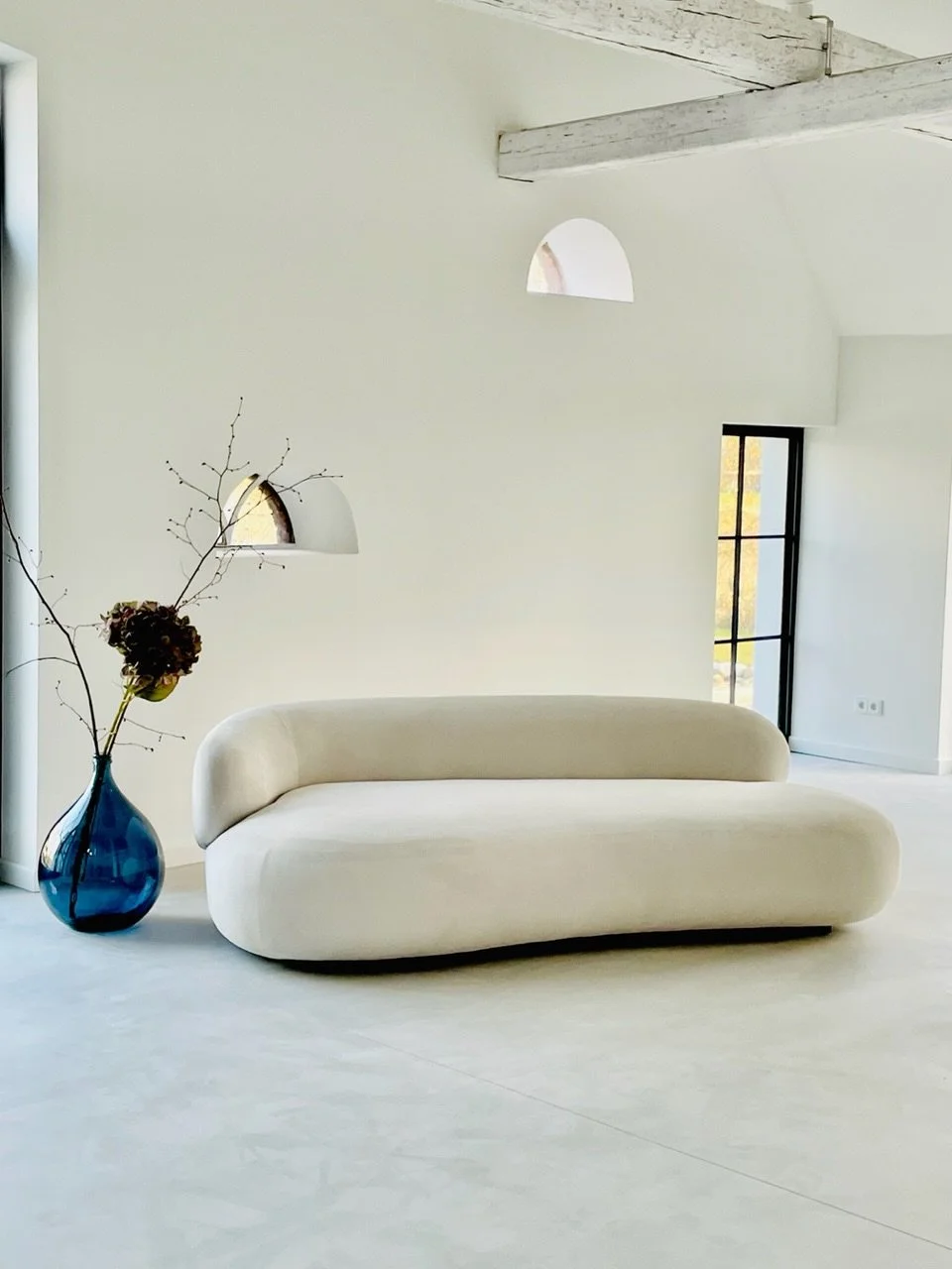 Cremefarbenes Sofa im hellen Wohnbereich der Elbe04 Foto- und Filmlocation