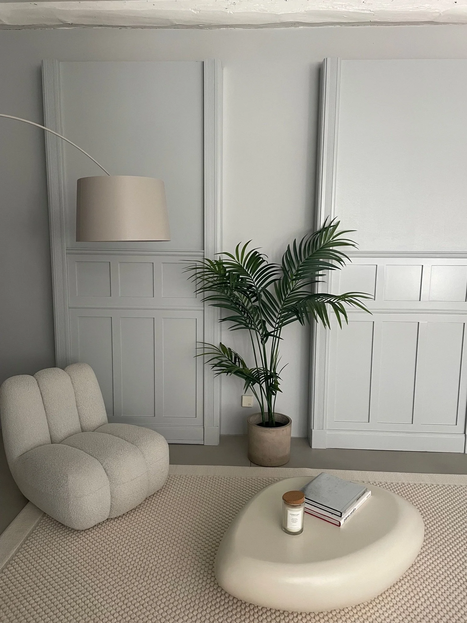 Graue Kassettwand mit Sessel und Palme als Interior-Setting für Foto- und Filmproduktionen