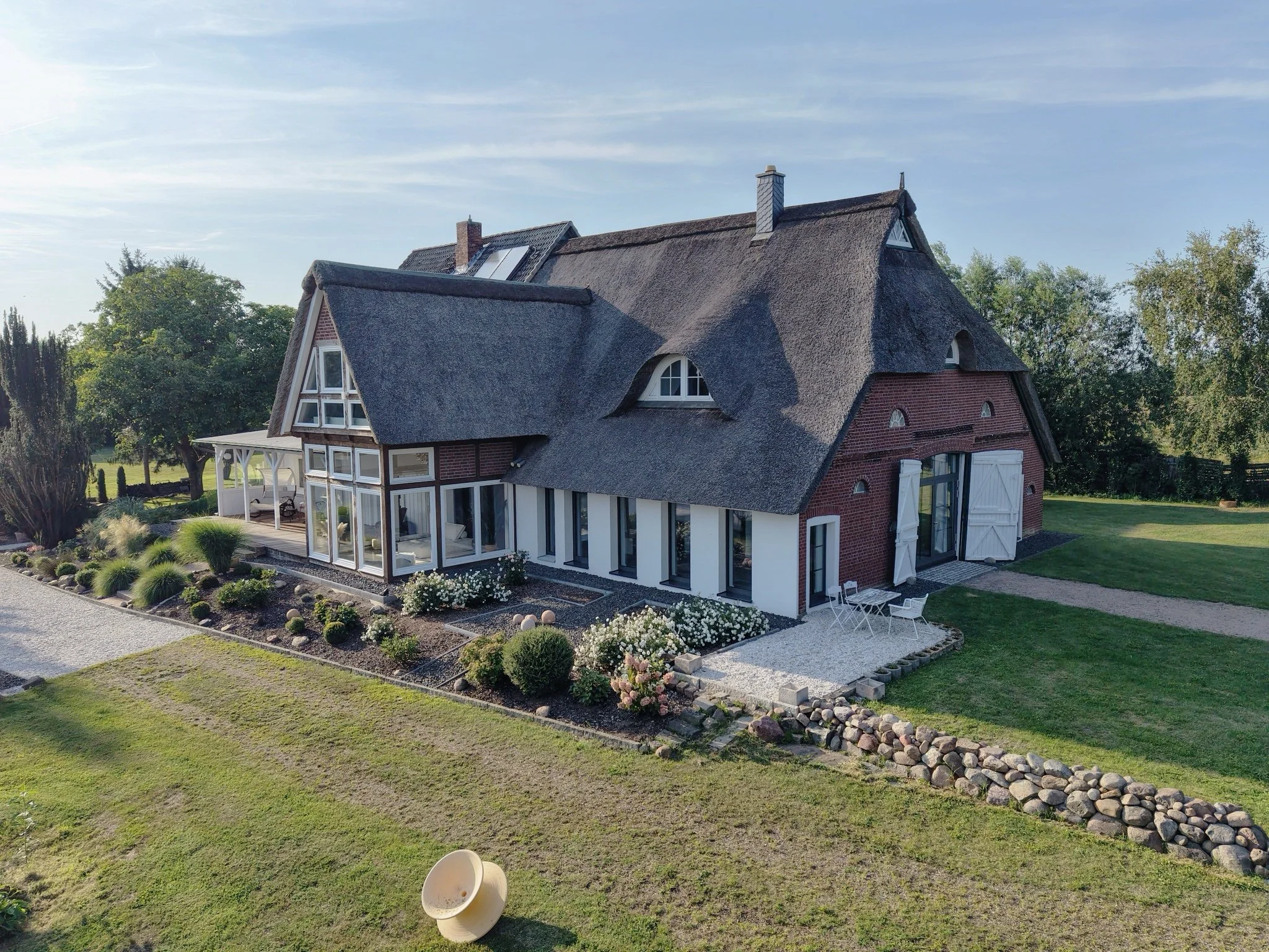 Elbe04 – modernes Bauernhaus mit Reetdach und weitläufigem Garten als Foto-, Film- und Eventlocation bei Hamburg