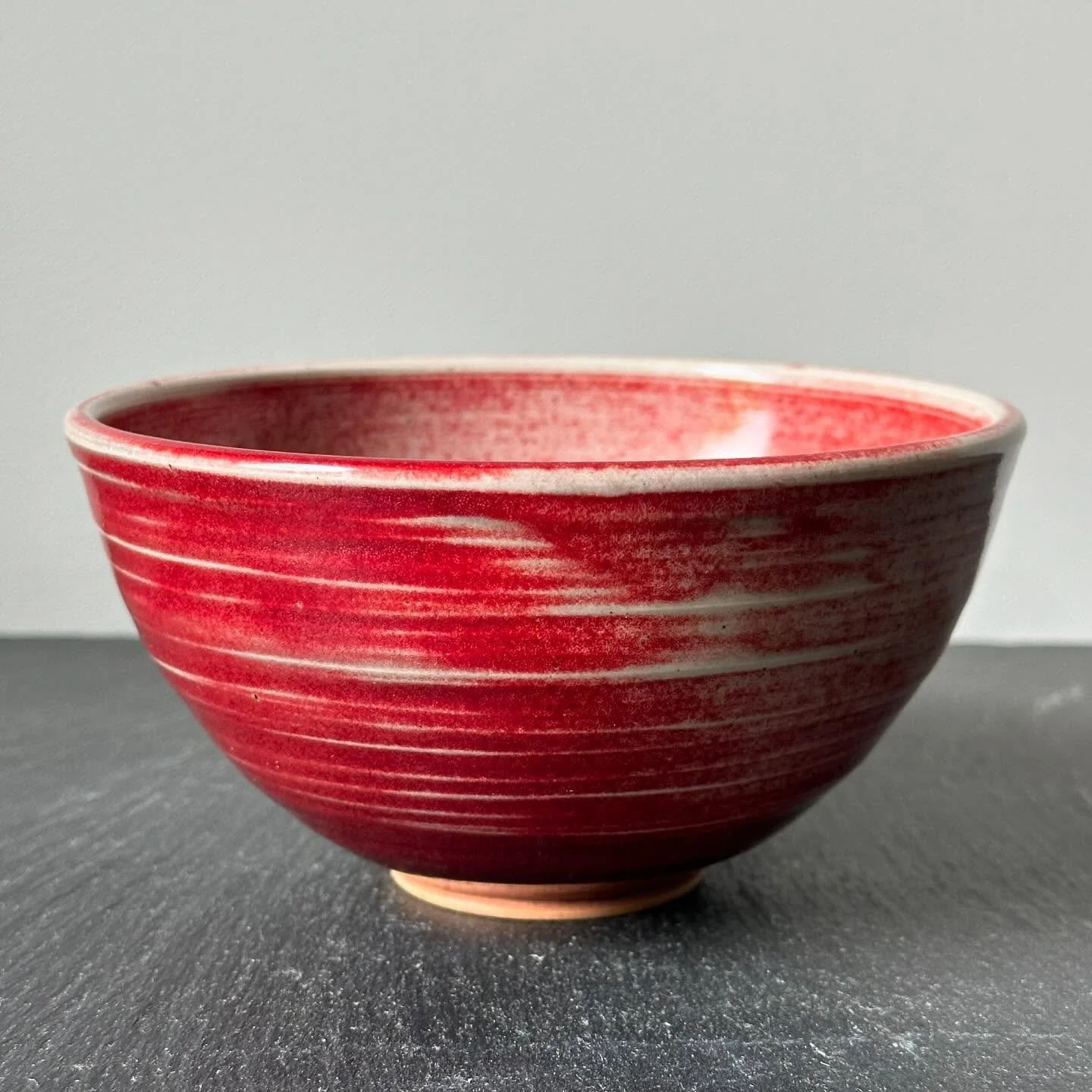 I&rsquo;m loving this red glaze on a groove-carved bowl fresh from the gas kiln @powerhouse_arts .

#ceramics #wheelthrown #powerhouse_arts #handmade #brooklyn #pottersofinstagram
#pottery #glaze #ceramicart #stoneware #design #interiordesign #cerami