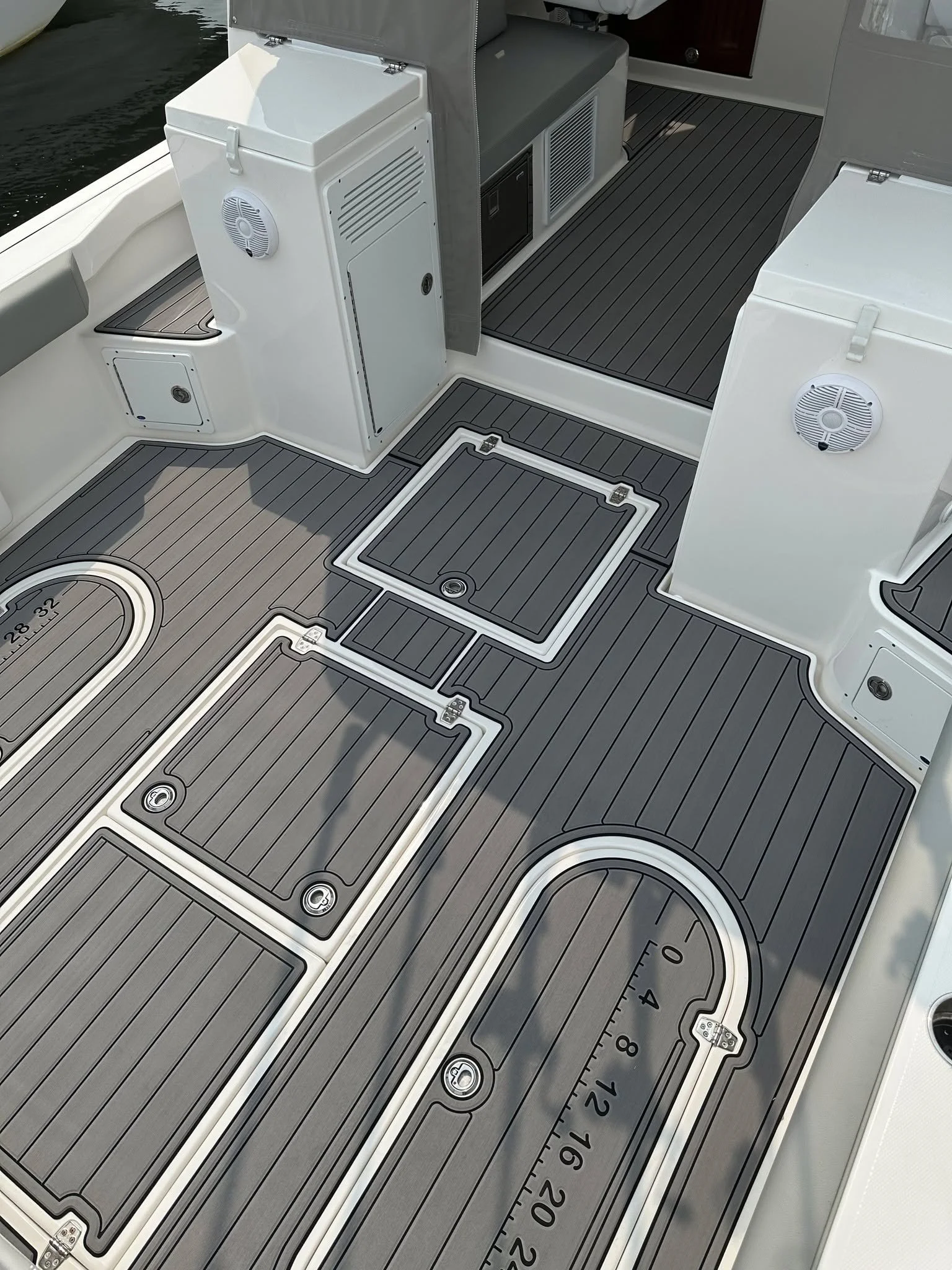 Before and After: from slippery slope to grip-tastic! NorthCoast 315HT gets a radical makeover with our MarineMat Fiber Reinforced decking. The owner's main goal? Not to be that person who wipes out on their own boat 🤦&zwj;♂️. Better traction for th
