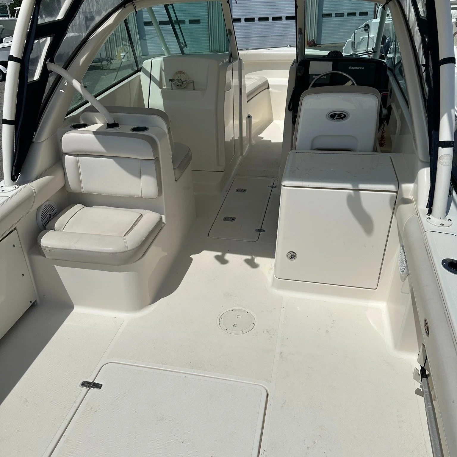 This Pursuit 265 DC is looking sharp with its new Titanium on White MarineMat deck - it's like a boat-sized facelift! The owner is gonna be stoked about the extra grip and the major style upgrade 🚣&zwj;♂️ #pursuitboats #marinemat #bosunsmarinecapeco