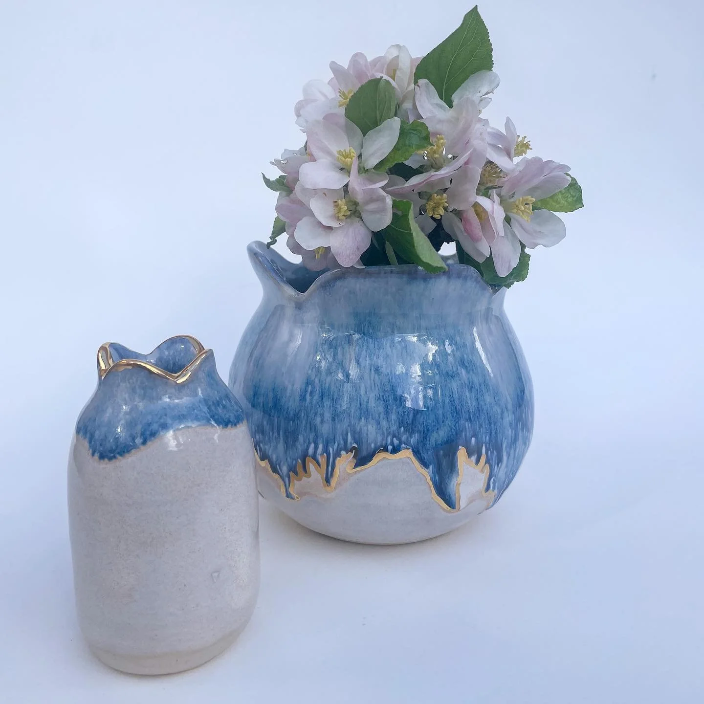 The sun has actually made an appearance and the apple blossoms are blooming 🌸 
Happy Friday everyone ! 
.
.
.
.
.
#clay #ceramics #pottery #flowers #homeinspo #garden #spring