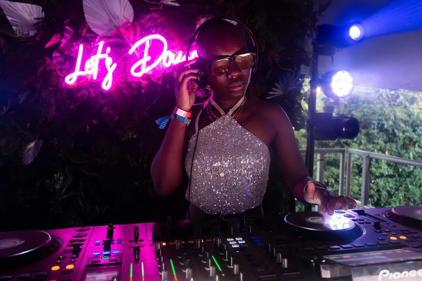 @mostly_jazz gave me feet for dancing 💃🏿🕺🏽 (pt.2)

// the fabulous @qsermon_ bringing the energy and tunes to the off piste stage with @davelee.jn, as well as some incredible vibes from local @selextorhood djs in the woods with @deadpixelscaravan