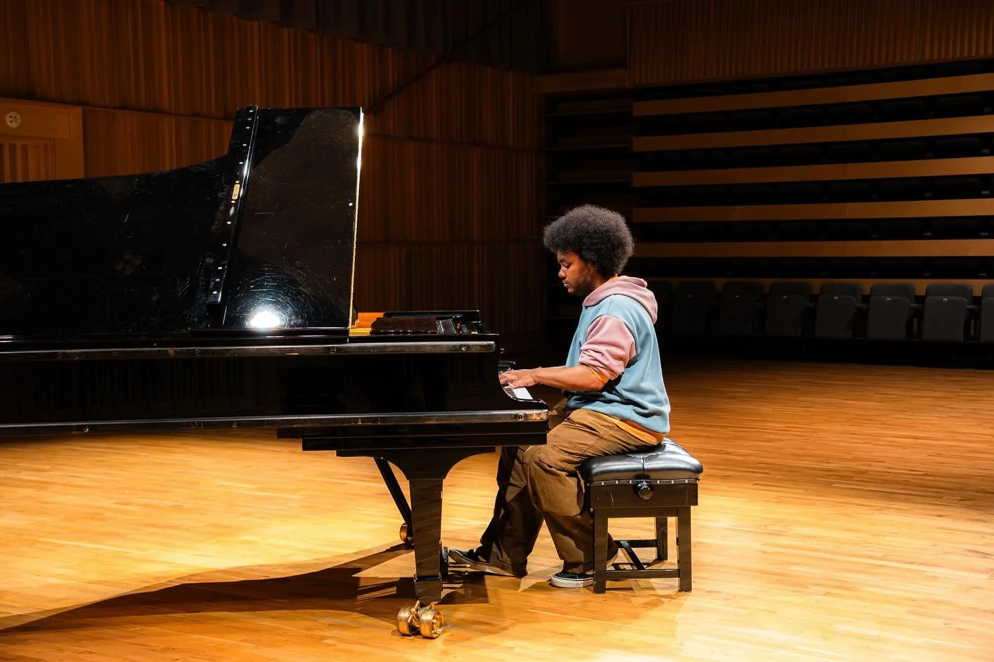creating compositions 🎹

// @jaayyms &amp; @aslan_dreaming at the @royalbirmcons rehearsing the music for our upcoming photography project:

&mdash;
The City That Shaped Us is a concert combining specially curated photos and newly composed music to 