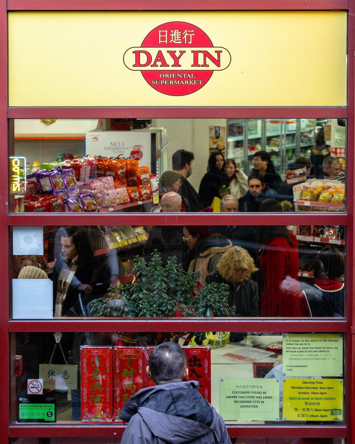 my favourite street photography of 2024 (portrait)

1. day in the life (Arcadian, Birmingham)
2. morning news (Dublin, Ireland)
3. spring sun (Shoreditch, London)
4. brutalist family (Uni of York)
5. framed in the arch (Nice, France)
6. derelict alle