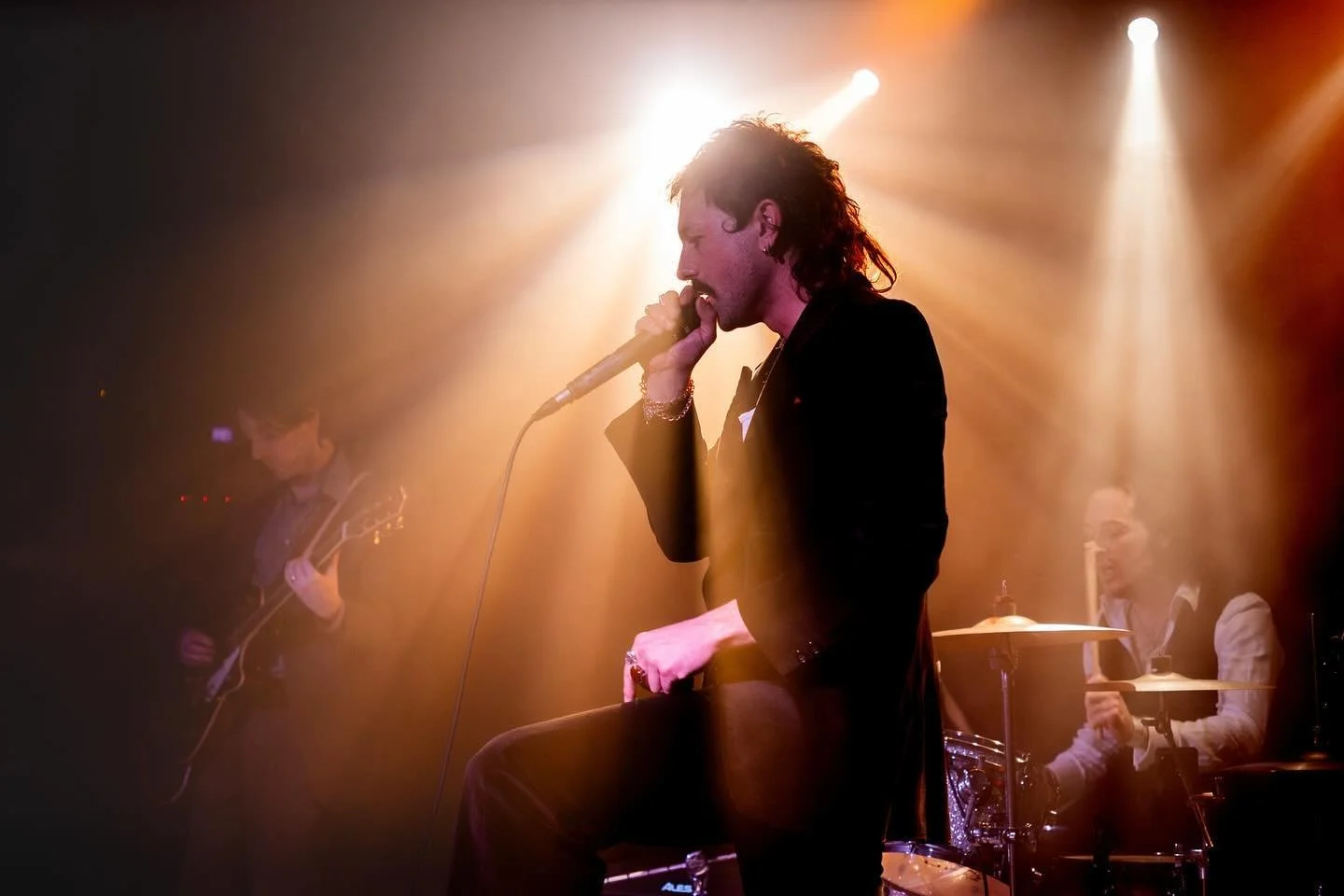 framed in beams of light 

// @grave_palms captured at the @o2academybham