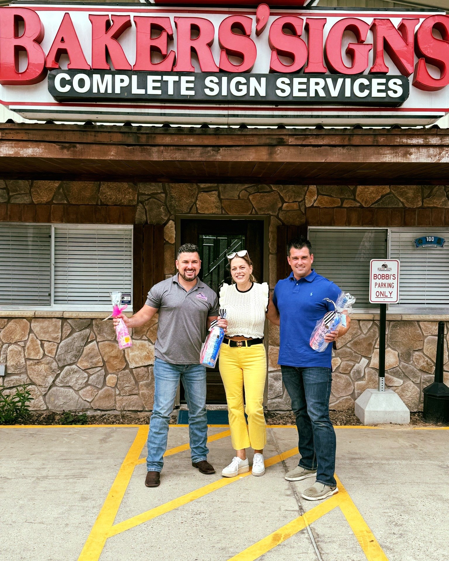 🎉 Look who stopped by our office today! Stephanie Stewart from Sign Remedy brightened our day with her visit. We had an amazing time discussing all things signage and creativity. 💡✨ Stay tuned for some exciting collaborations in the works! #SignRem