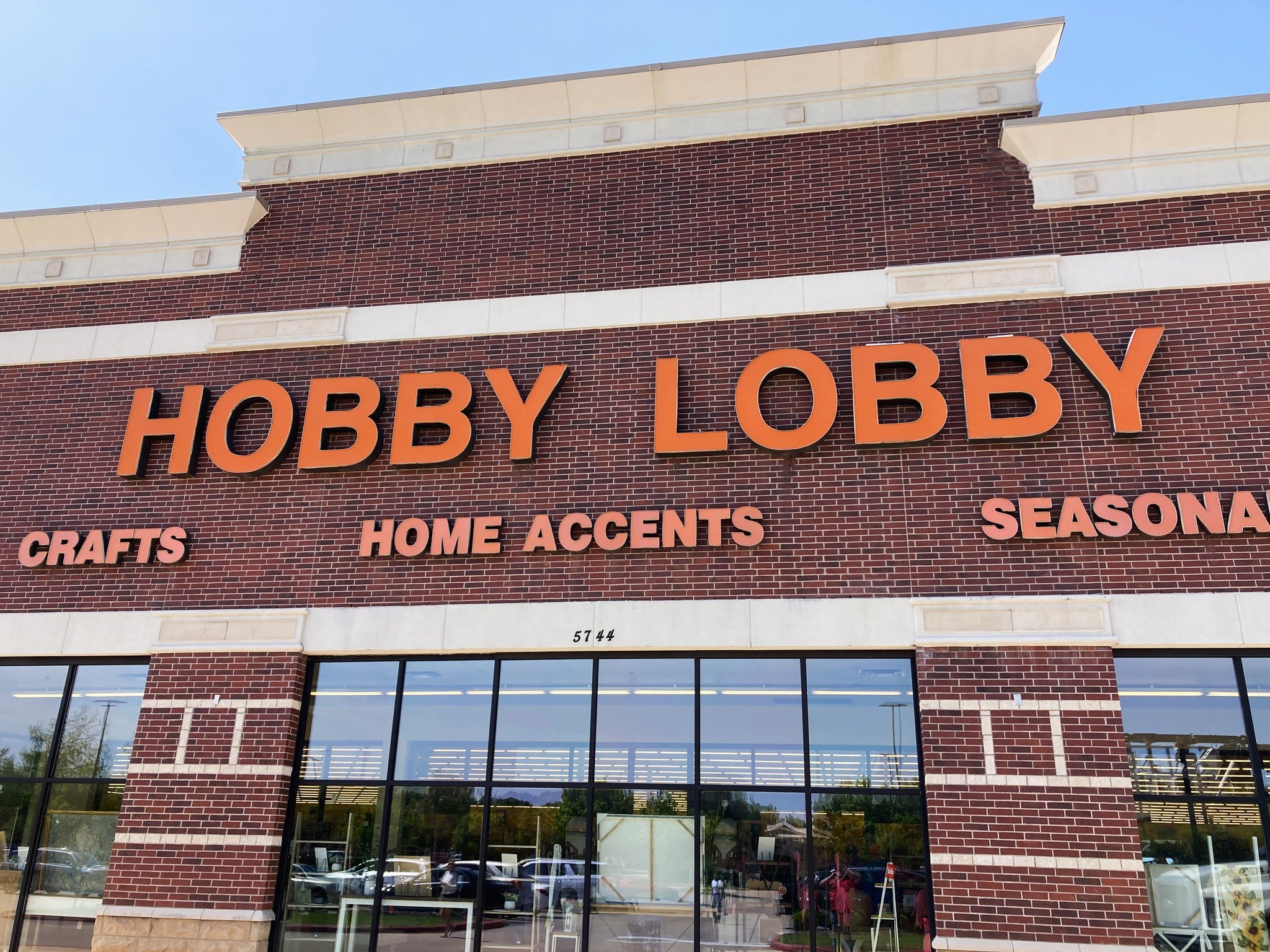 Let there be light! 💡 After a brief flicker, the 'Y' at Hobby Lobby is shining bright once again. We've got the power to illuminate even the quirkiest mishaps. Let's keep the creativity glowing! 🔦 
#bestintexas #bakerssigns #IlluminatedChannelLette
