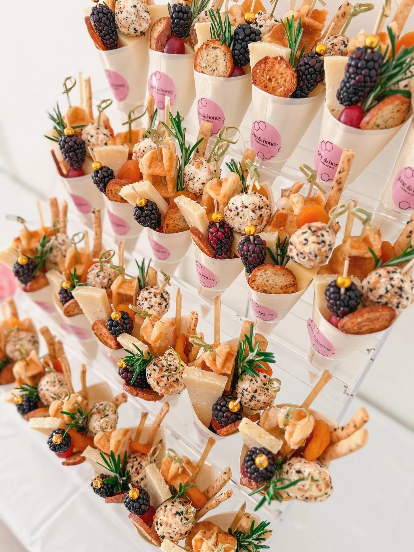 Kids get the cake&hellip; parents get the breakfast cones. It&rsquo;s called balance. 🎂🧀

#charcuterie #breakfastcones #breakfast #brunch #kidsbirthdays #juneandhoneycharcuterie #northshorema #savylittleplayhouse #charcuteriecones