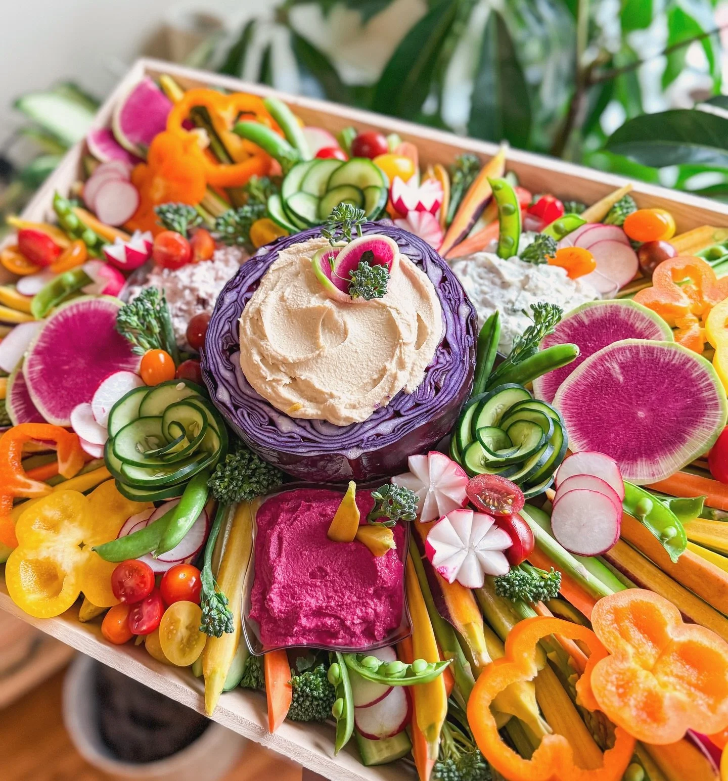 Elevated crudit&eacute; crafted to transform your table 🥒

This XL crudit&eacute; board was part of our Grab &amp; Graze option and we&rsquo;re still not over how gorgeous veggies can be. 

#juneandhoneycharcuterie #crudite #cruditeboard #grabandgra