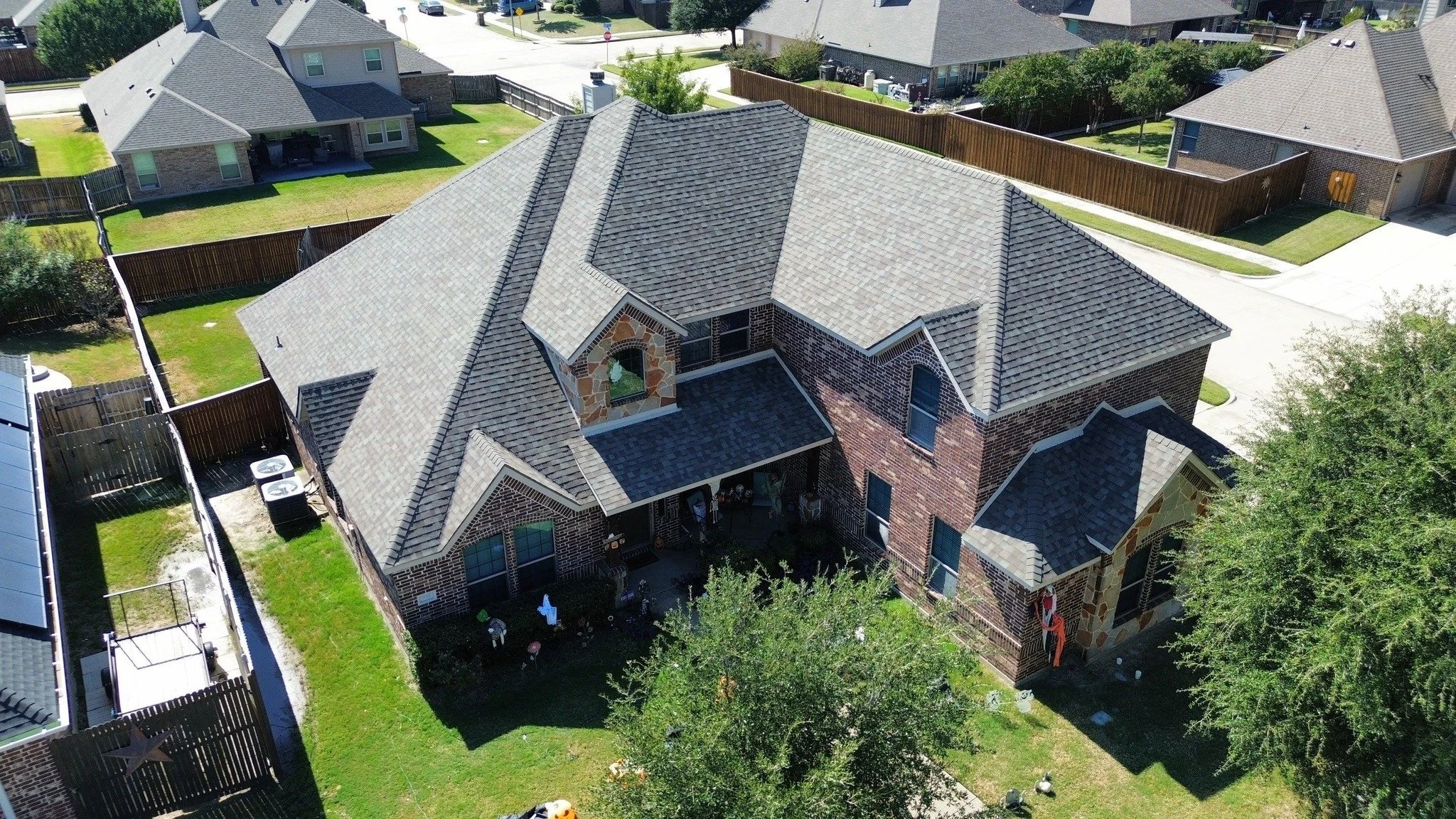 Another roof completed! ✅ 

Swipe to check out this week's finished project. Huge thanks to our crew for their hard work! 

Let us know what you think in the comments. 👇

https://www.emberroof.com/

#RoofWithEmber #SeeYouAtTheTop #viewsfromthetop