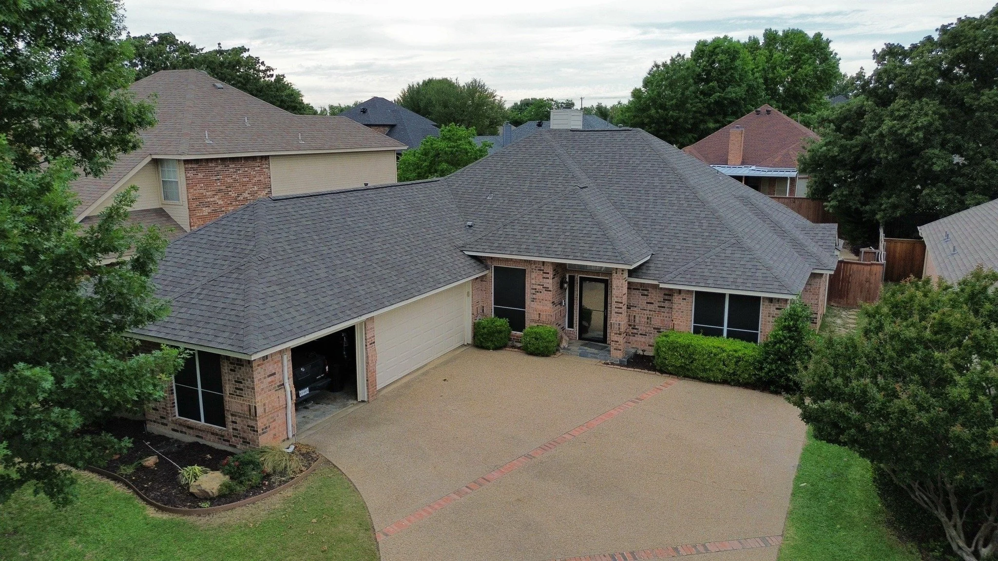 Another roof completed! ✅ 

Swipe to check out this week's finished project. Huge thanks to our crew for their hard work! 

Let us know what you think in the comments. 👇

#RoofWithEmber #SeeYouAtTheTop #viewsfromthetop