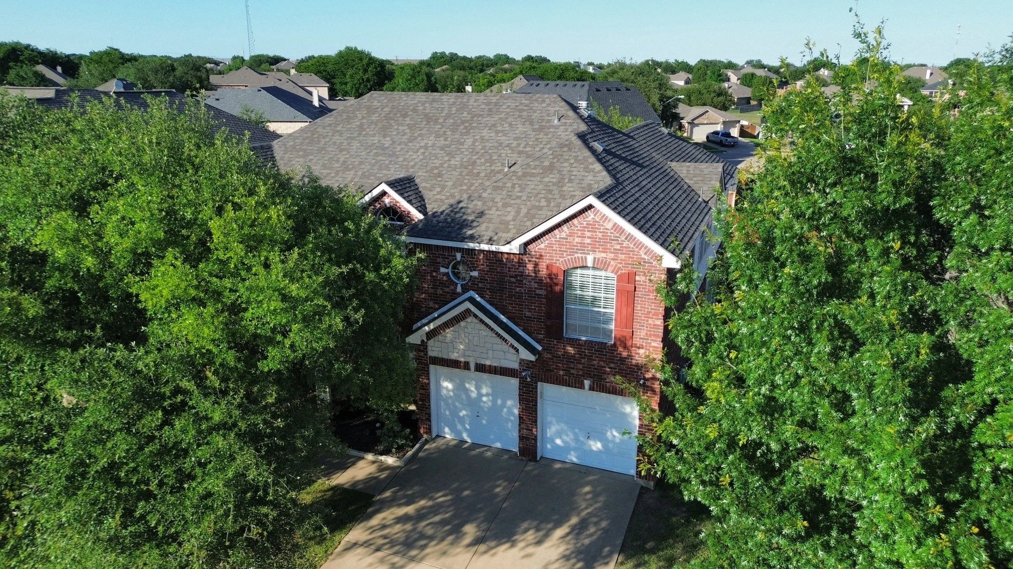Another roof completed! ✅ 

Swipe to check out this week's finished project. Huge thanks to our crew for their hard work! 

Let us know what you think in the comments. 👇

#RoofWithEmber #SeeYouAtTheTop #viewsfromthetop