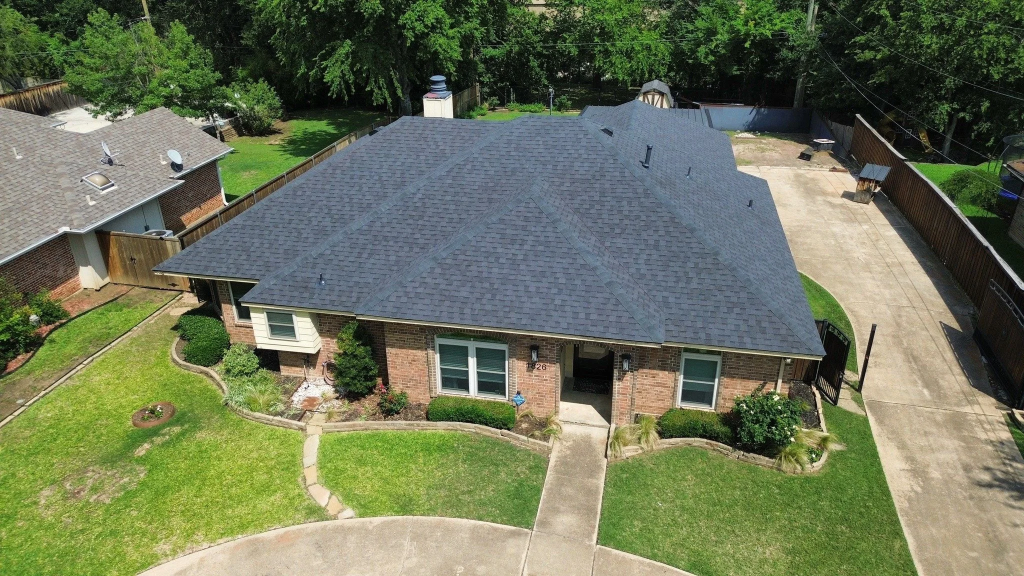Another roof completed! ✅ 

Swipe to check out this week's finished project. Huge thanks to our crew for their hard work! 

Let us know what you think in the comments. 👇

#RoofWithEmber #SeeYouAtTheTop #viewsfromthetop