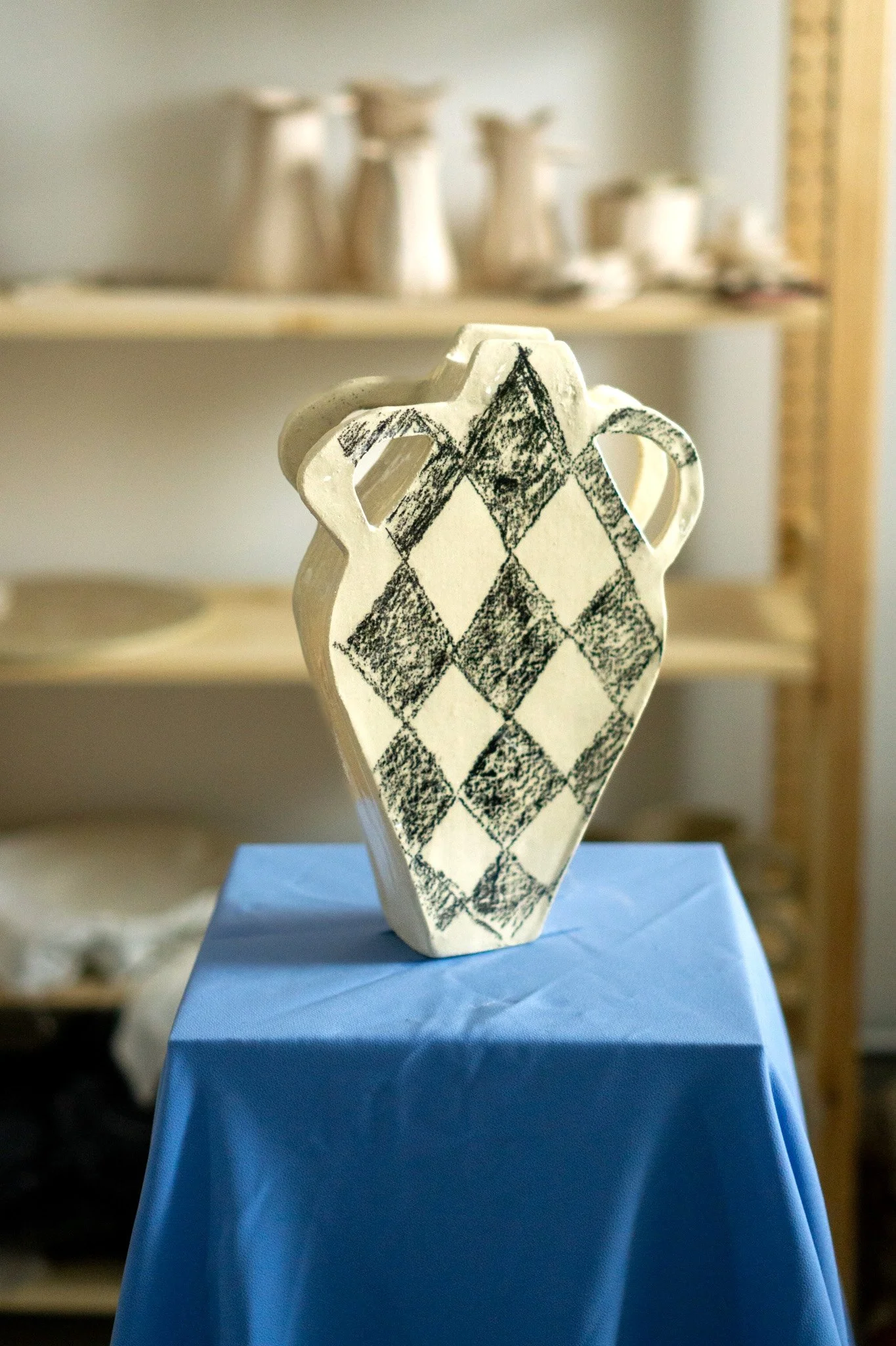 Flat vase / checkered
