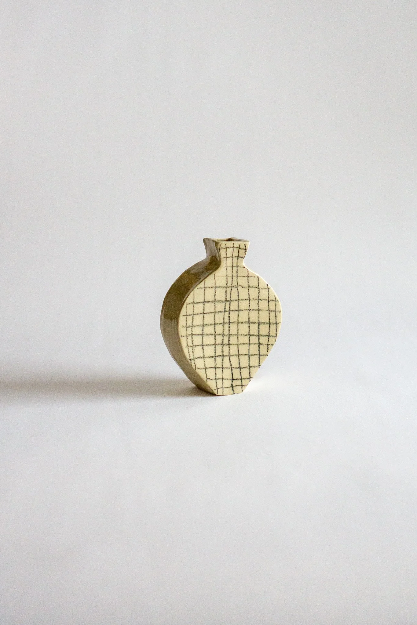 Checkered flat vase mini -black lines 2