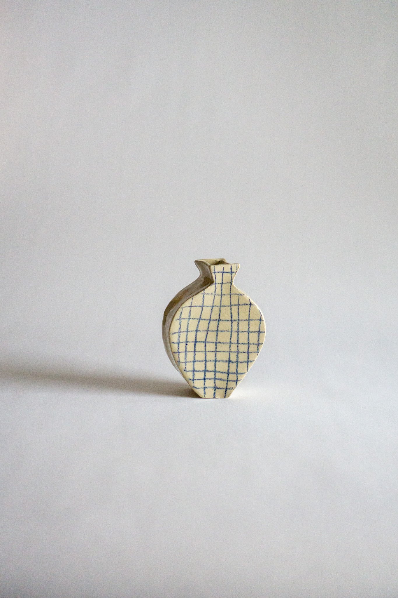 Checkered flat vase mini - blue lines