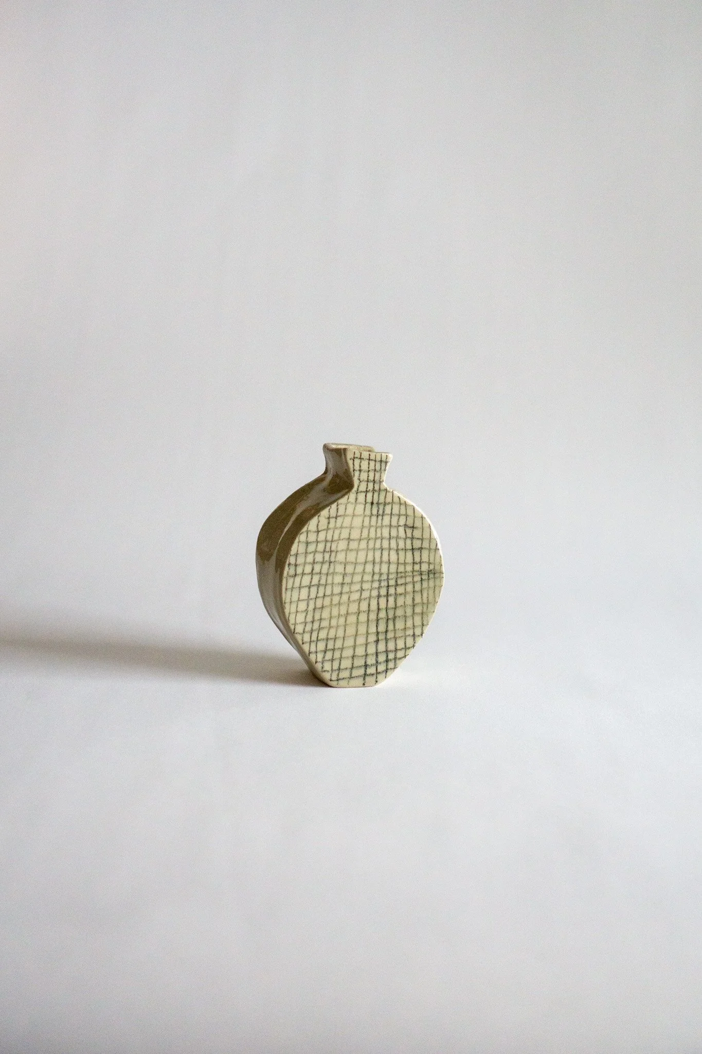 Checkered flat vase mini -black lines 1