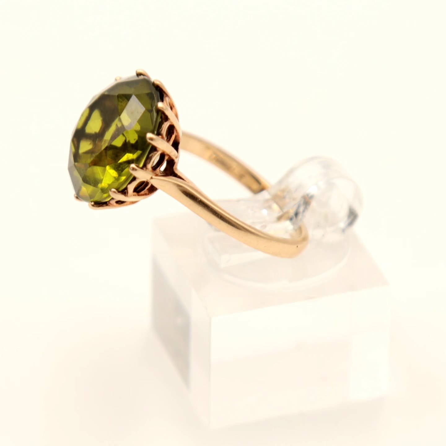 Lot 69 &ndash; 10K Gold Ring with Vivid Green Stone

A beautifully crafted 10K gold ring featuring a striking green stone. The unique mounting technique highlights the stone's brilliance, making it a standout piece.

Now open for bidding! Explore thi