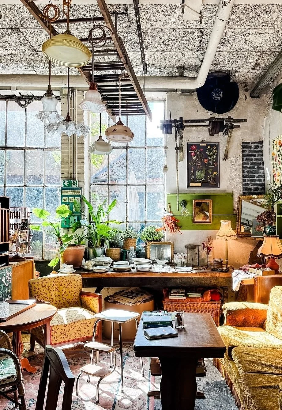 interior brocante café in Tournus