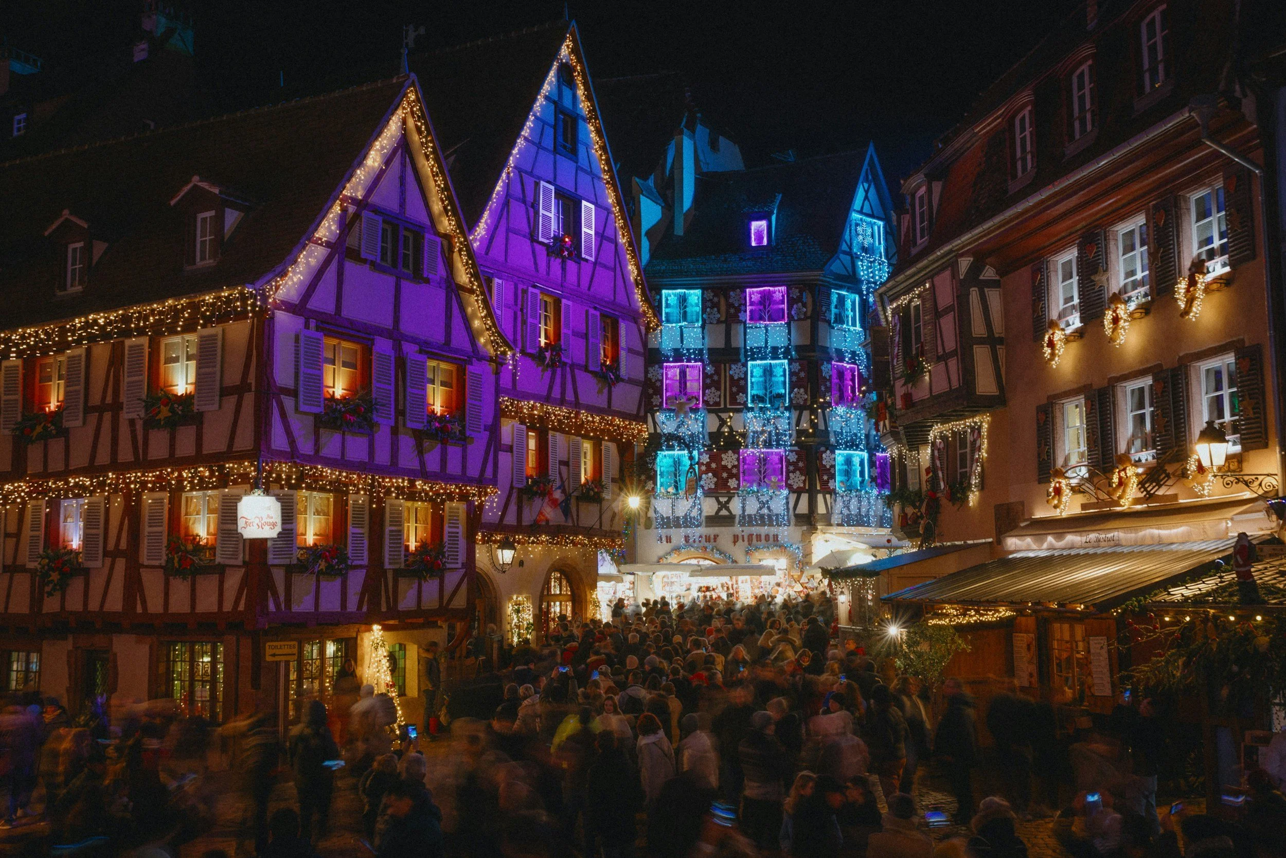 colmar crowded christmas market