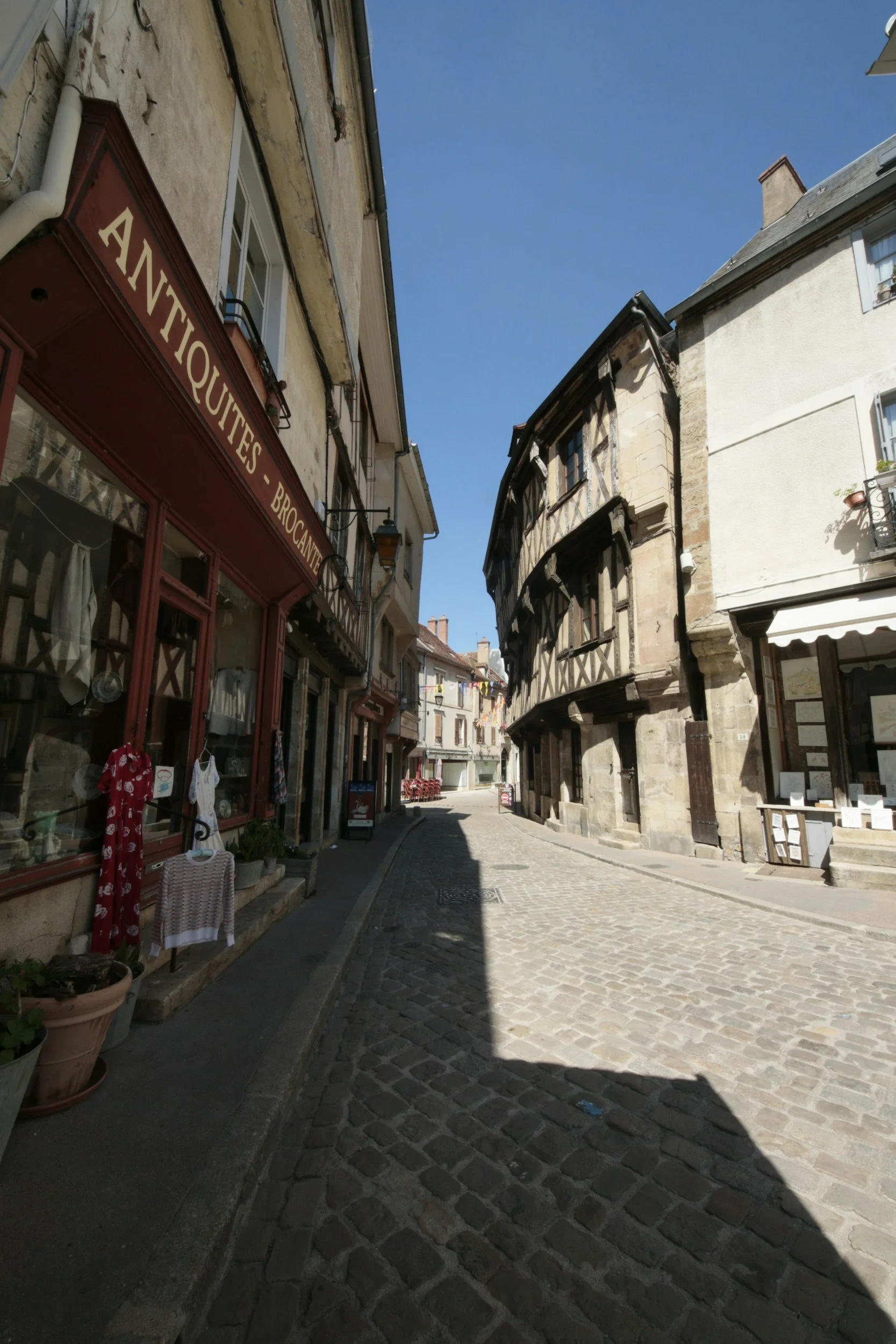 antique shop in Semur-en-Auxois