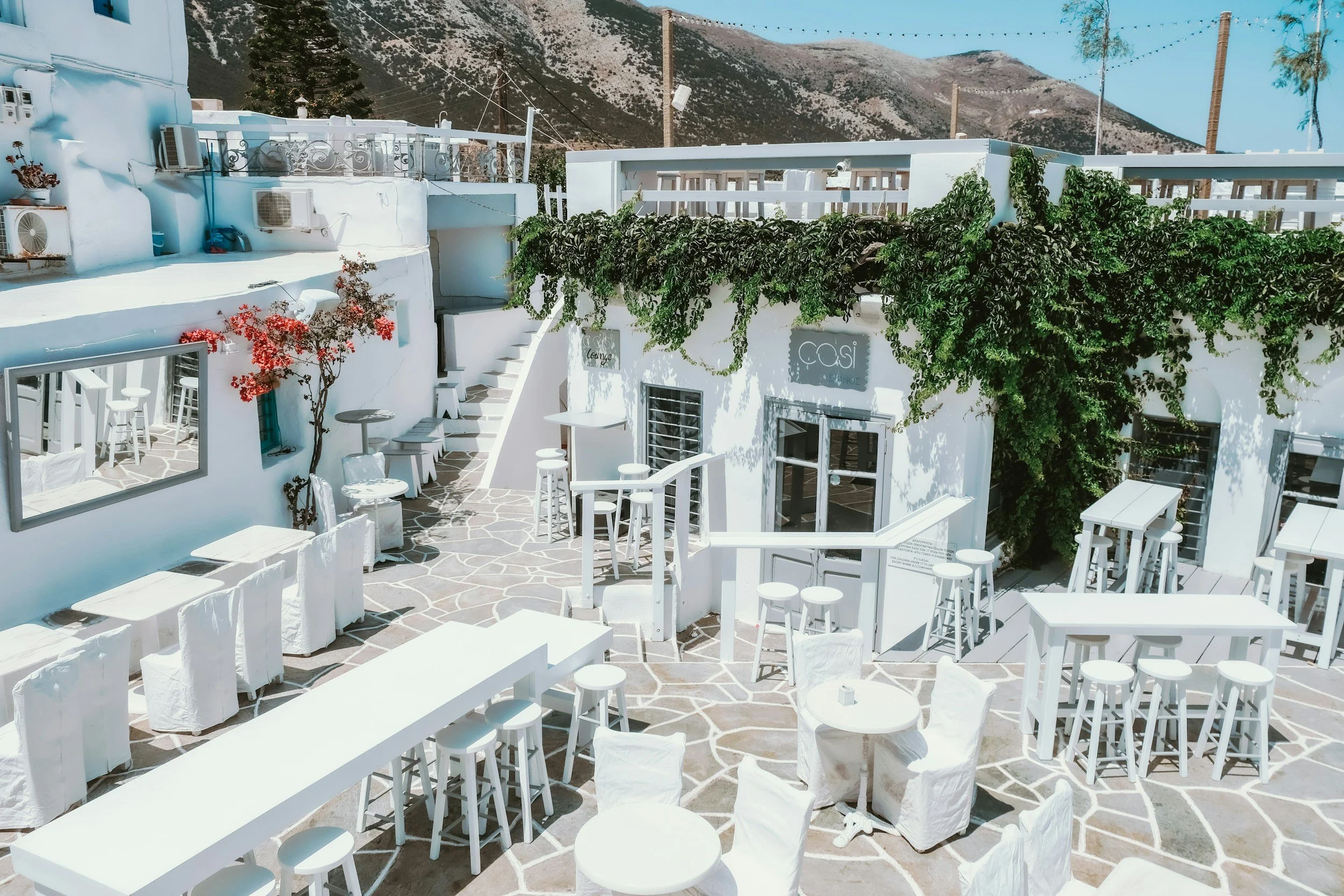 Where to stay on Sifnos without a car: Kamares, Apollonia or Artemonas?