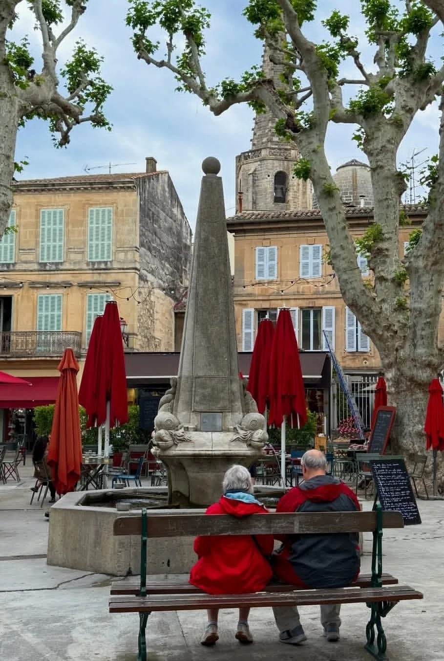 old couple on benc in Saint-Rémy-de-Provence