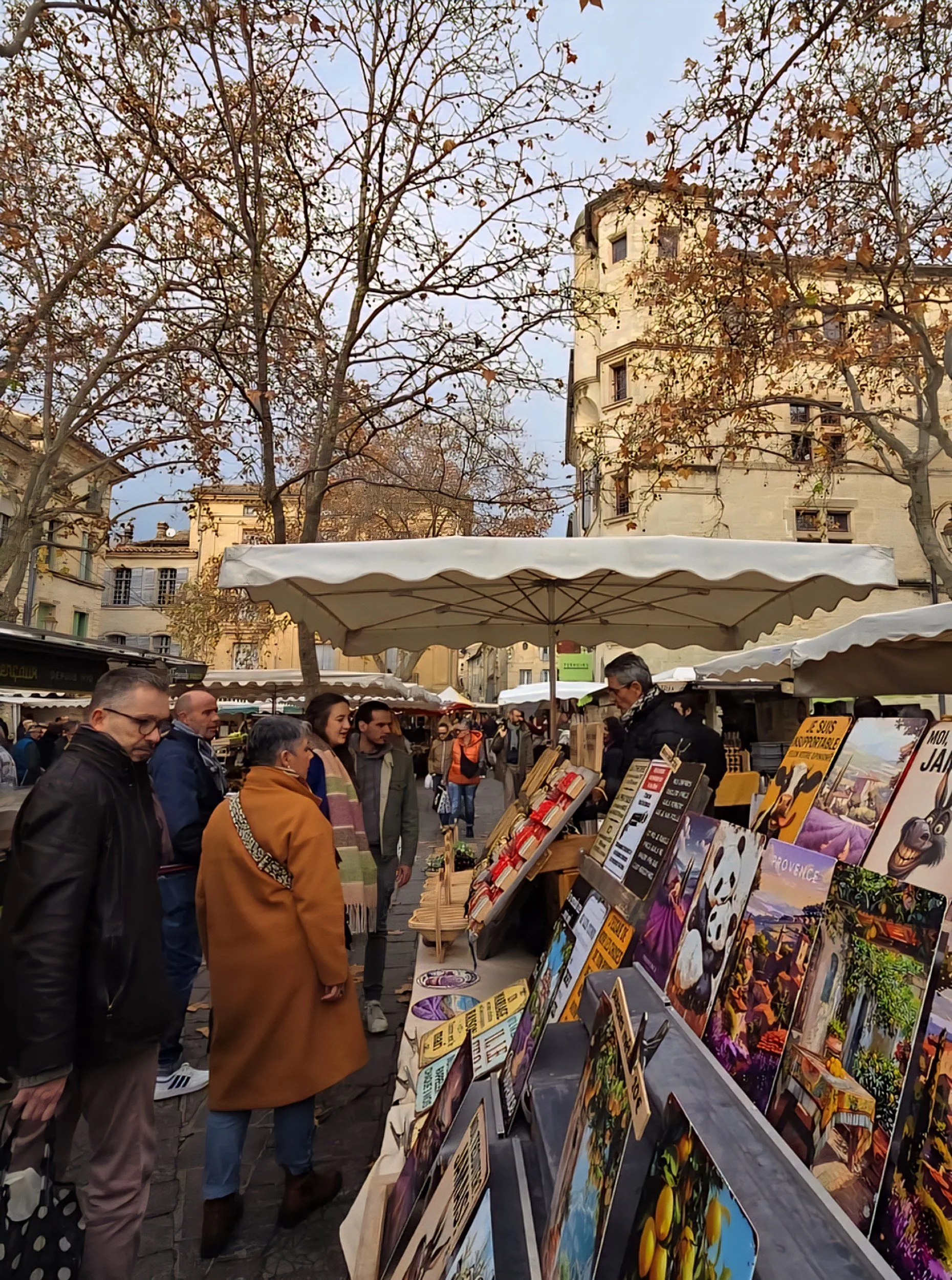 uzès market stand magazines and books