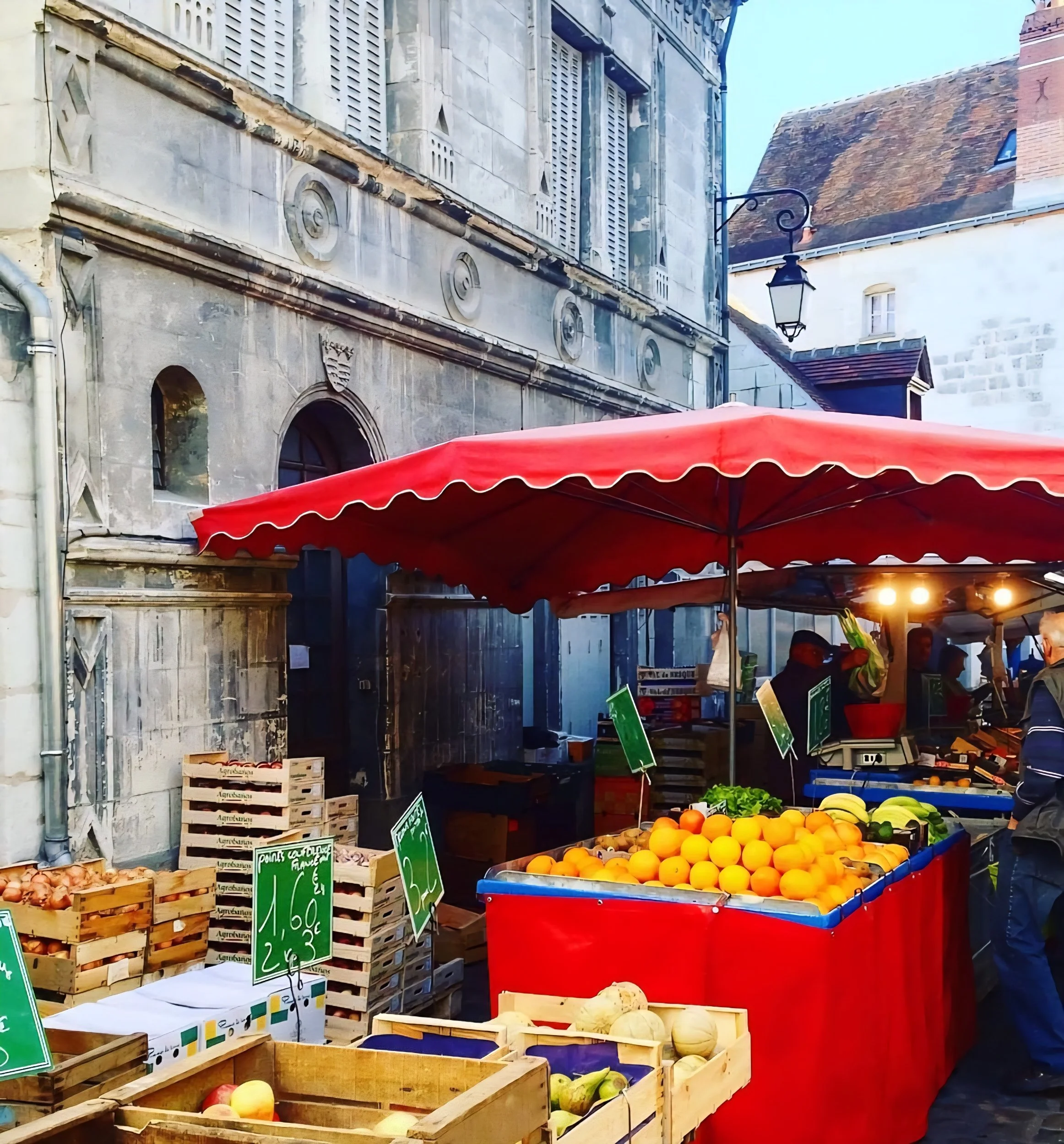 Loches midweek markets