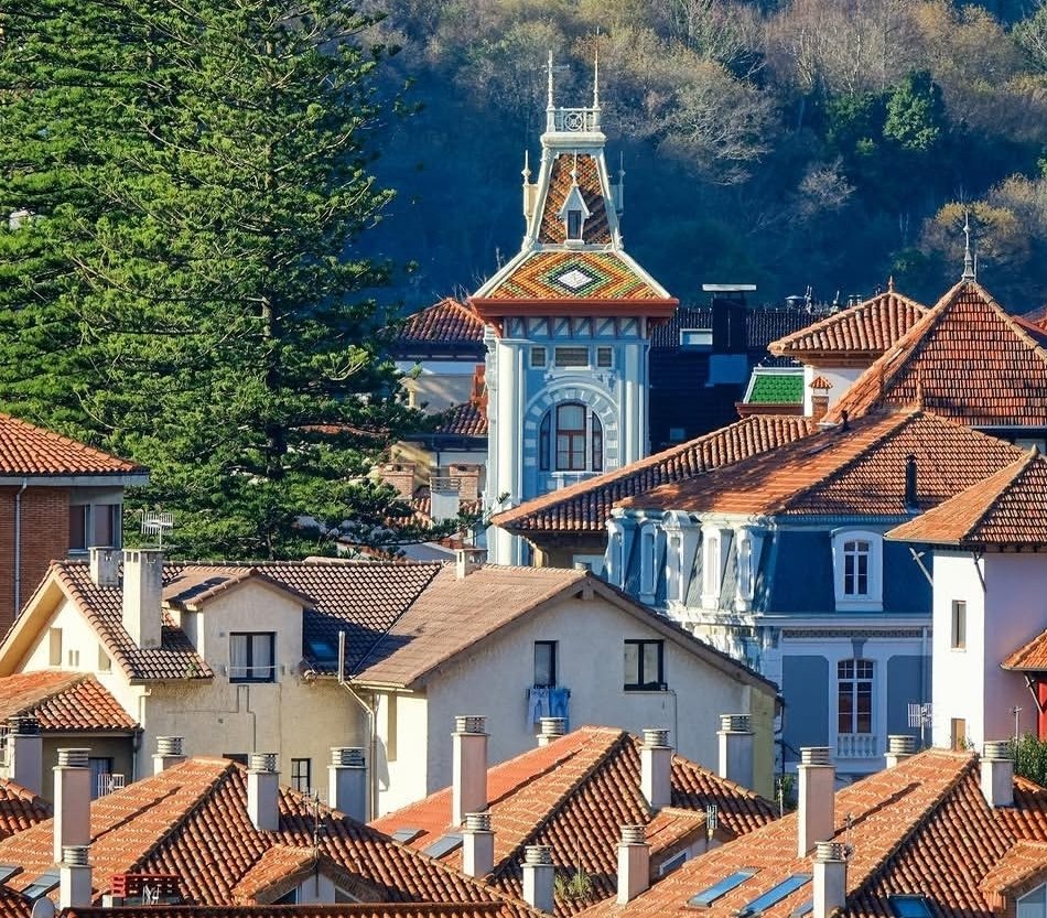 Architecture in Ribadesella, Asturias.jpg
