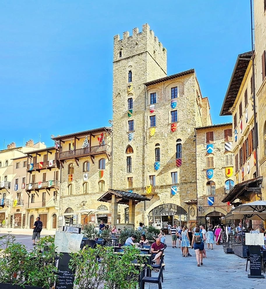 arezzo square.jpg
