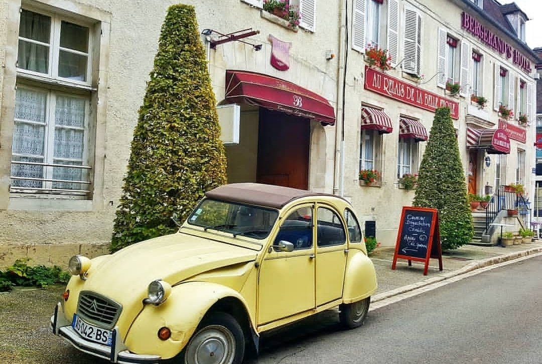 street with car in Chablis