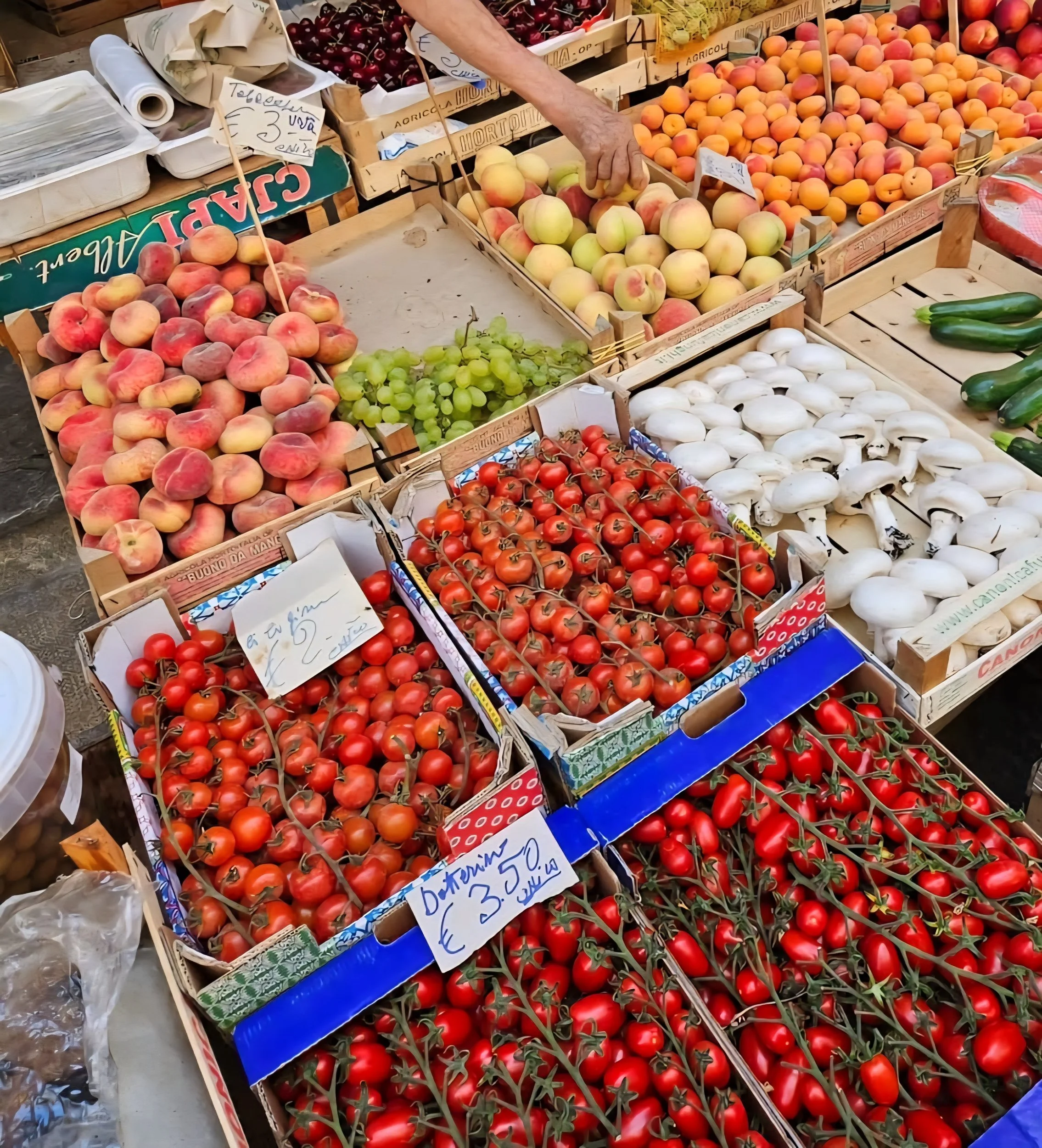 Italy food market .jpg