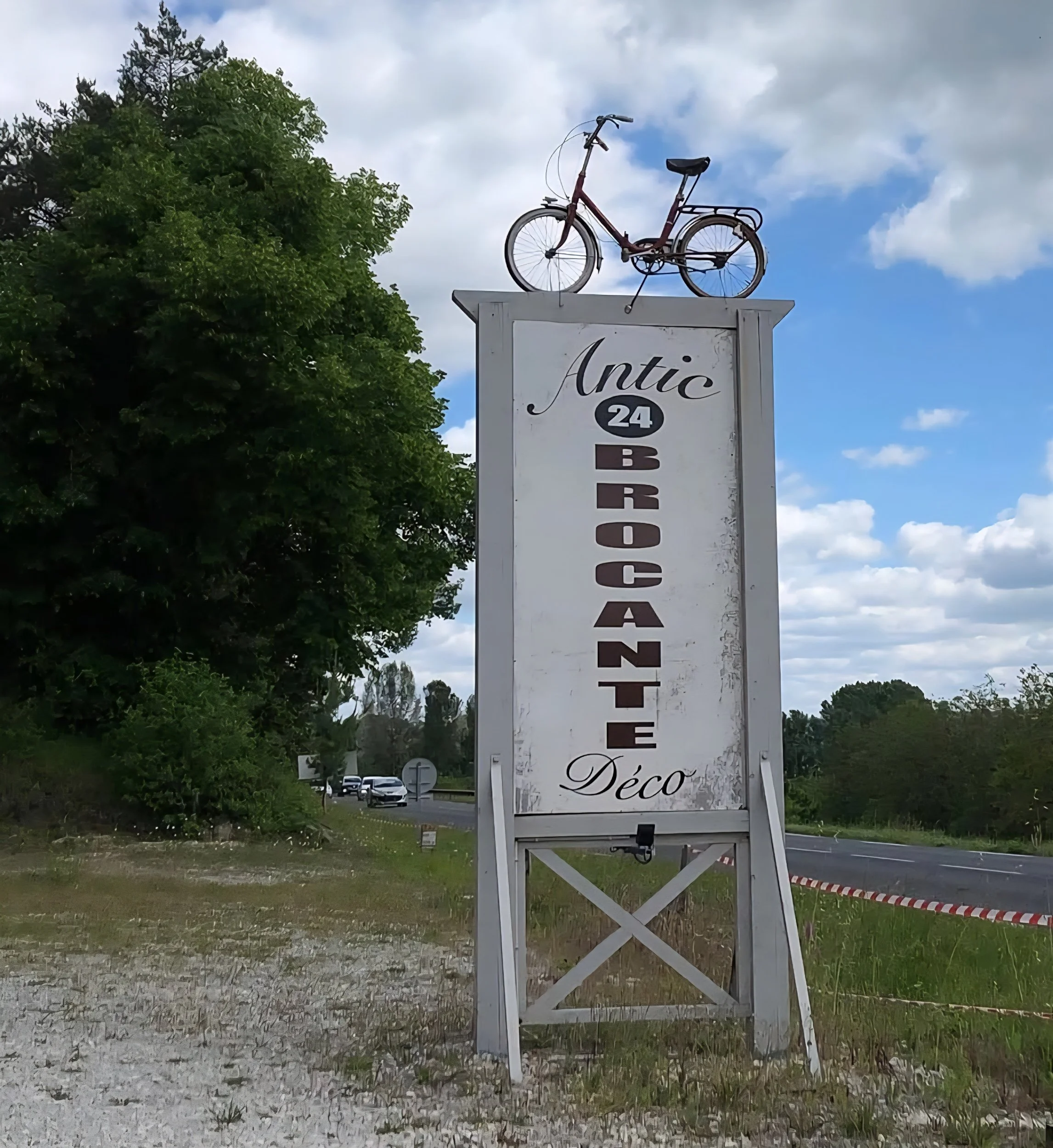 Brocante road sign
