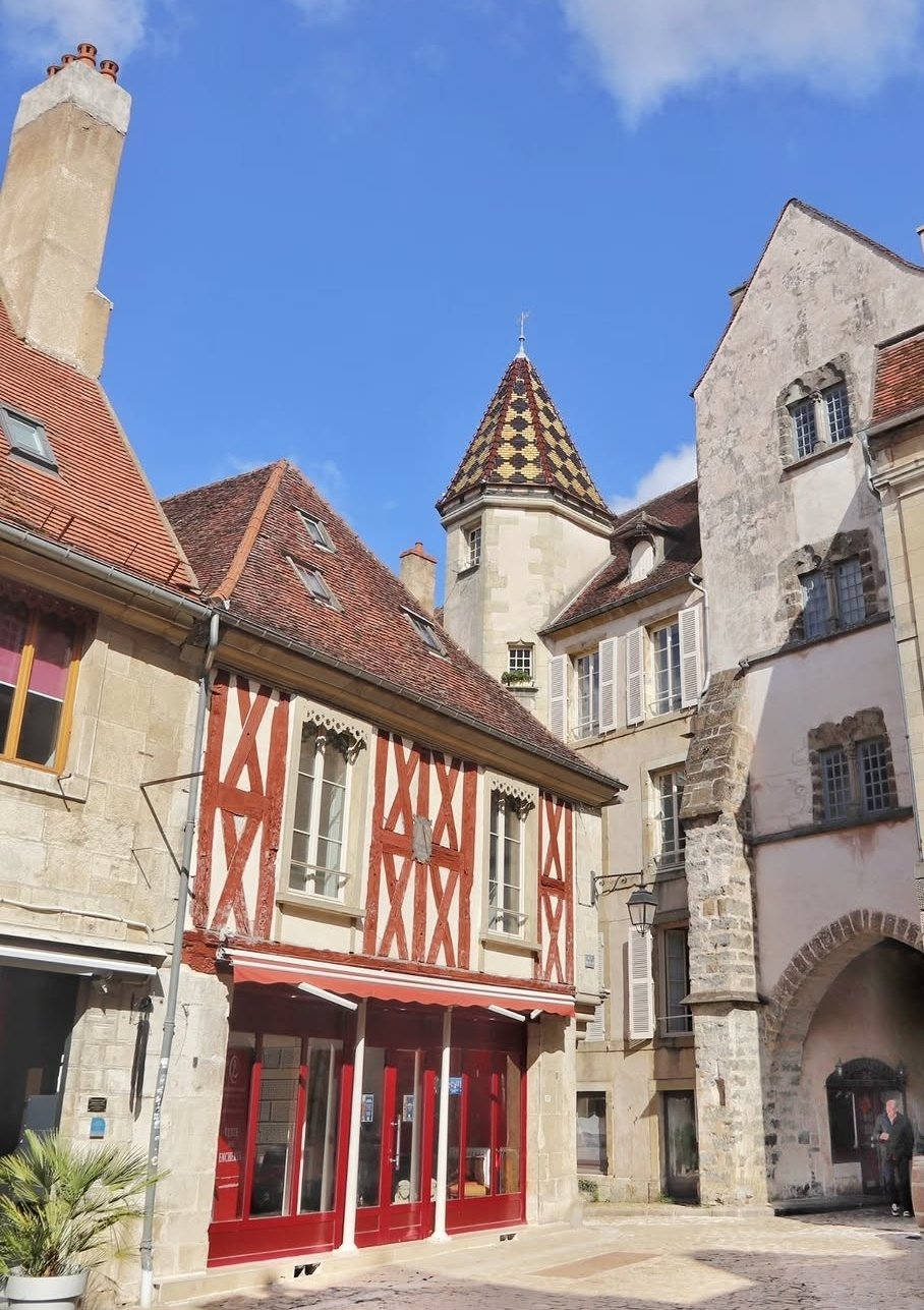 Should you stay overnight in Semur-en-Auxois?