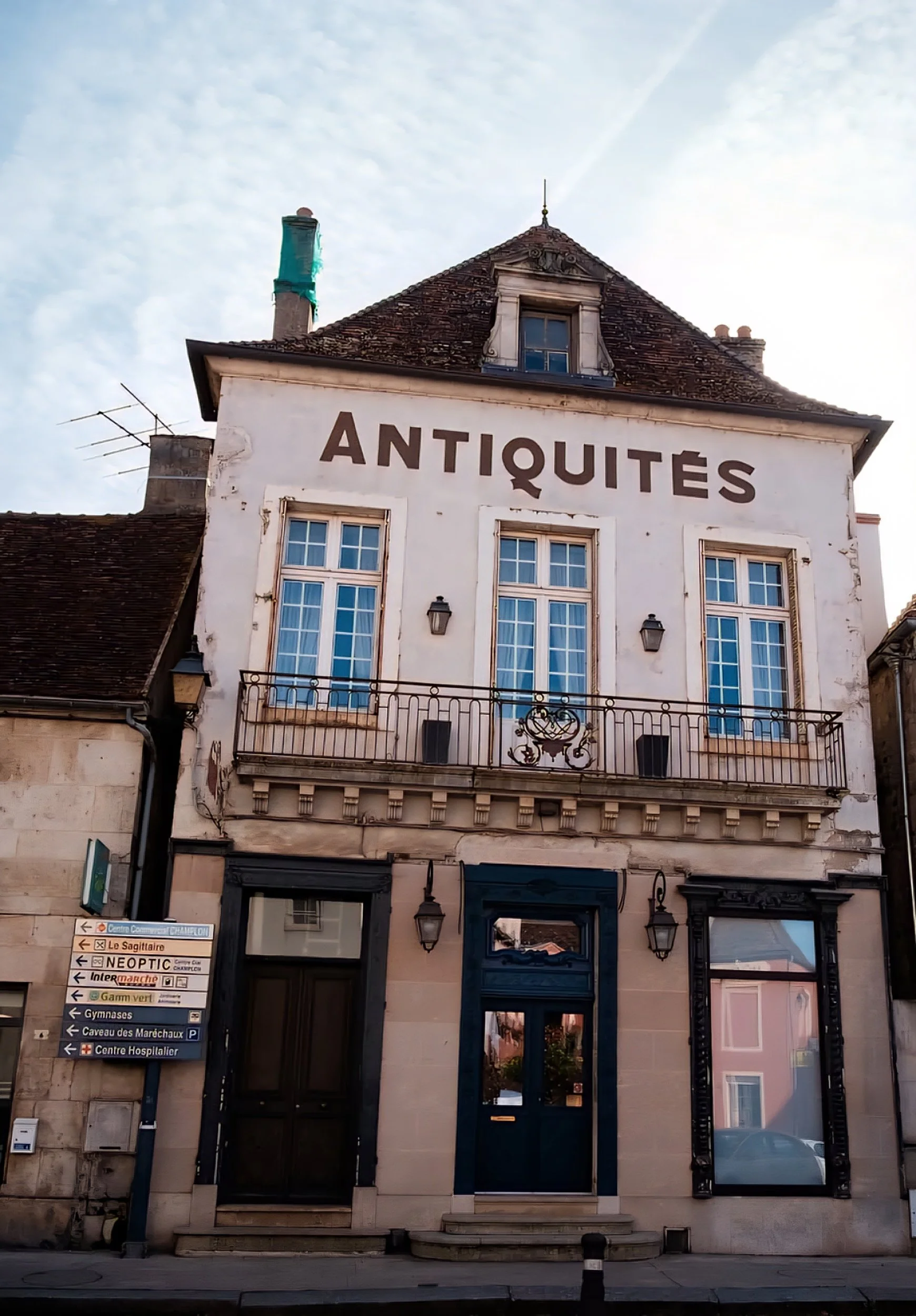 antiques in Semur
