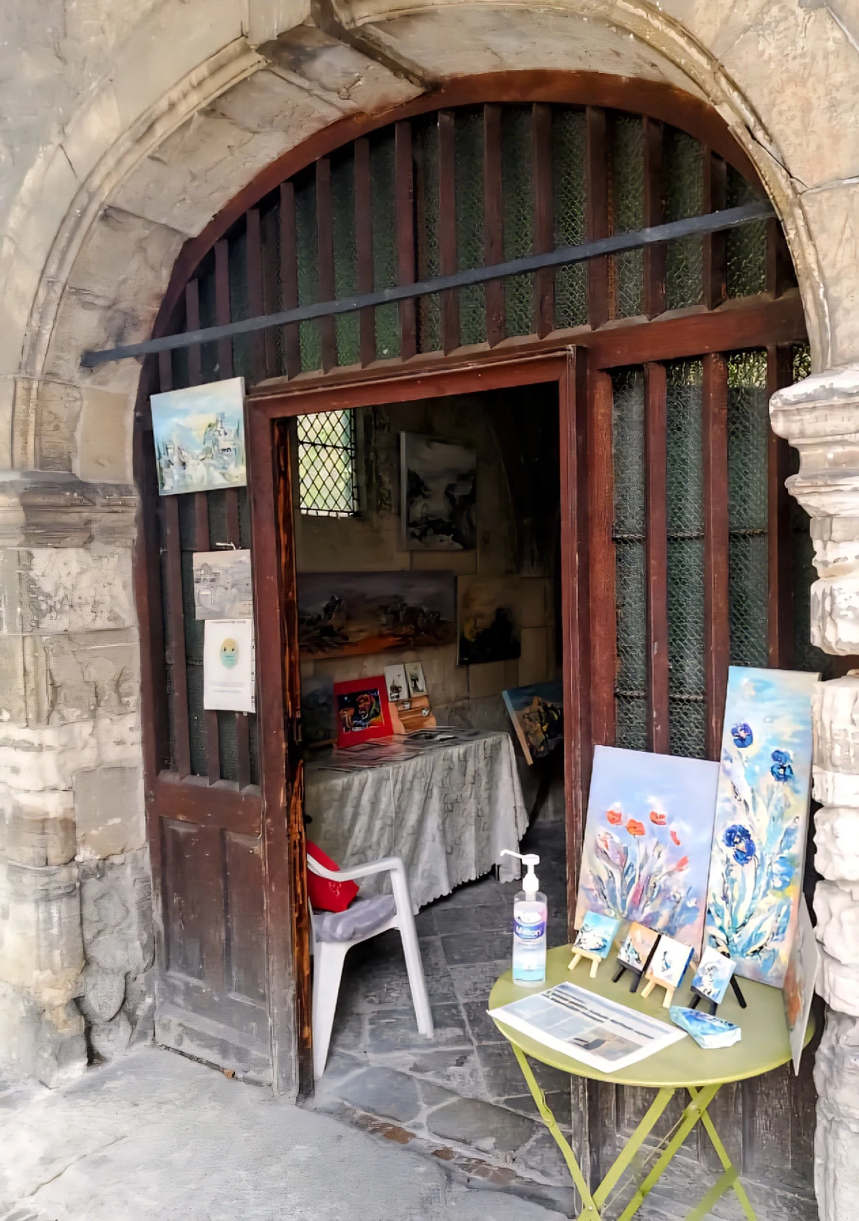 Pernes-les-Fontaines street shop local