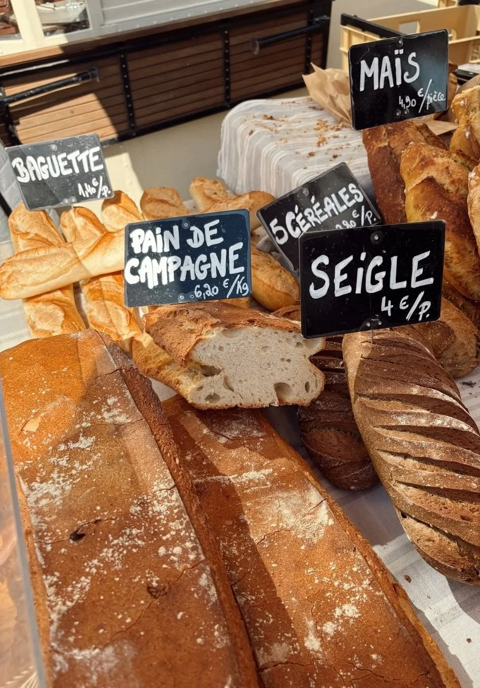 bread stand at l’isle-sur-la-sorgue sunday market