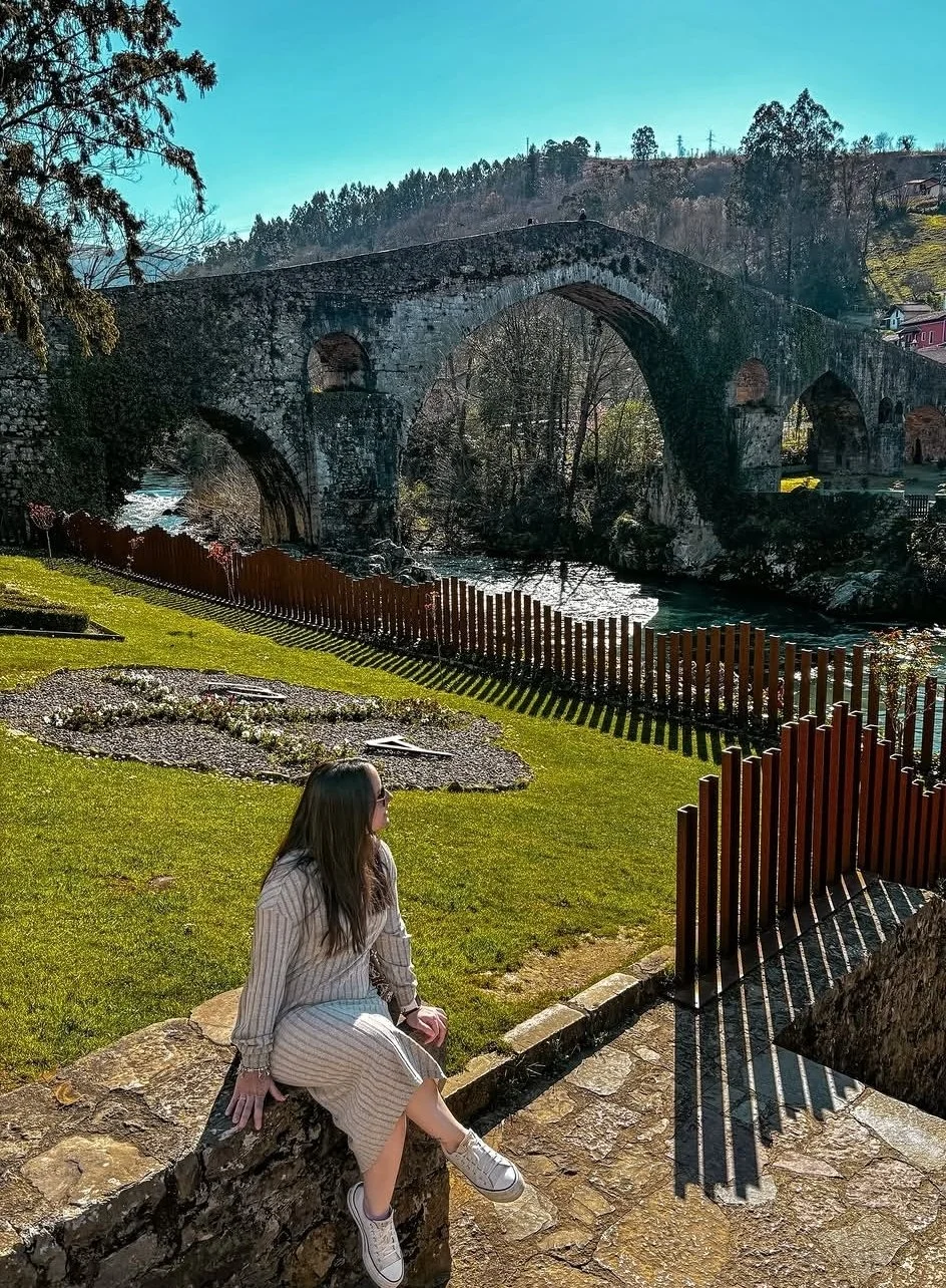 Woman with view angas de Onís, Asturias
