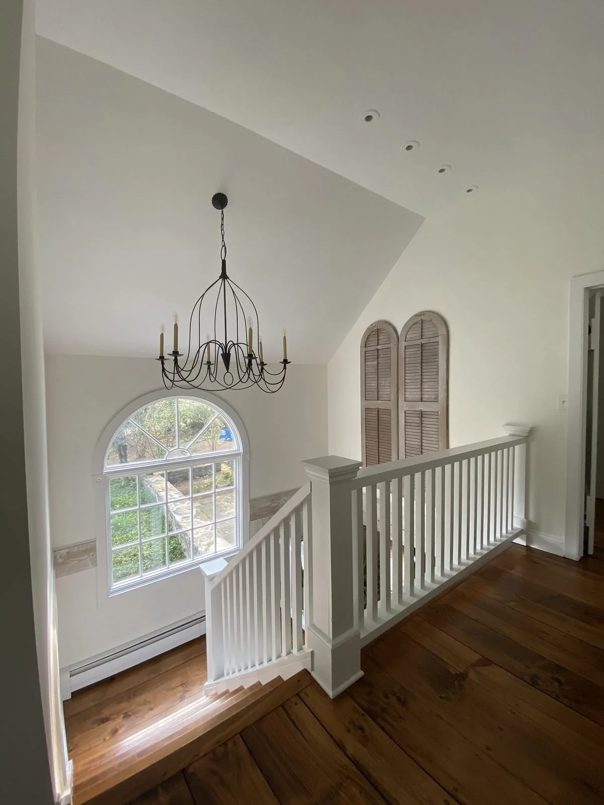Stair landing with the arched window