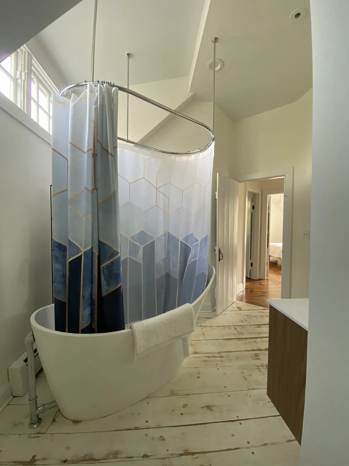 Bath with a freestanding tub