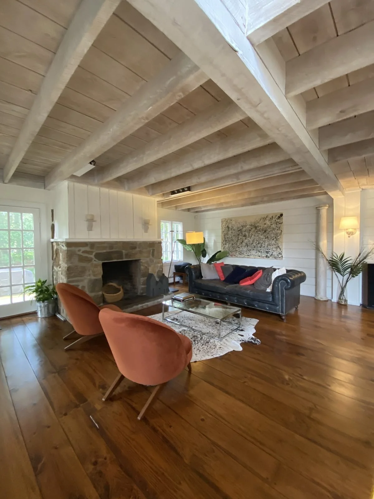 Open living space under whitewashed beams