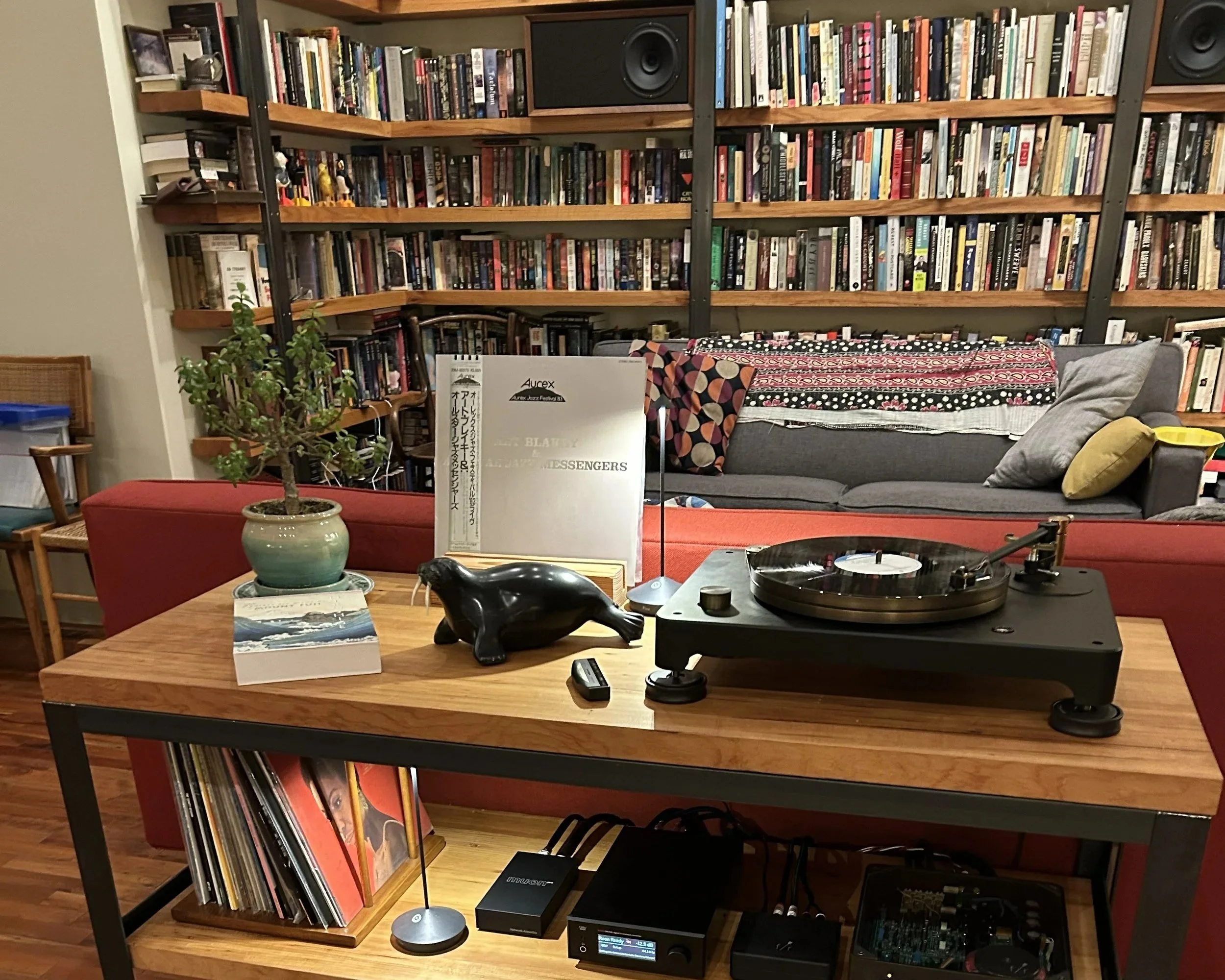 A Fern & Roby mixed-component system consisting of a Fern & Roby Montrose Heirloom turntable, Fern & Roby equipment rack, Weiss DAC501, and Network Acoustics gear, driving Fern & Roby Raven II bookshelf speakers.