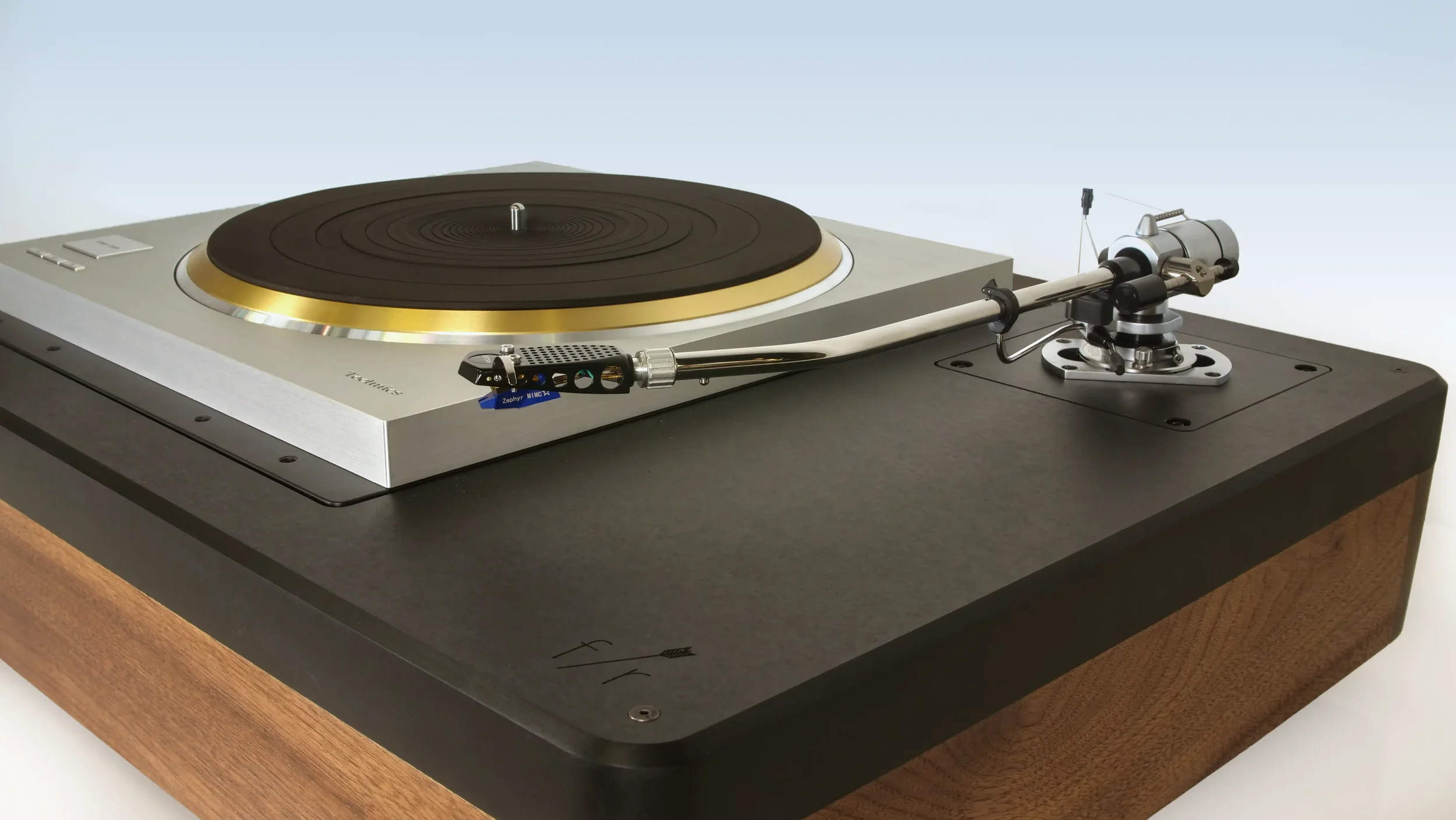 Fern&Roby Archival Turntable 04.webp