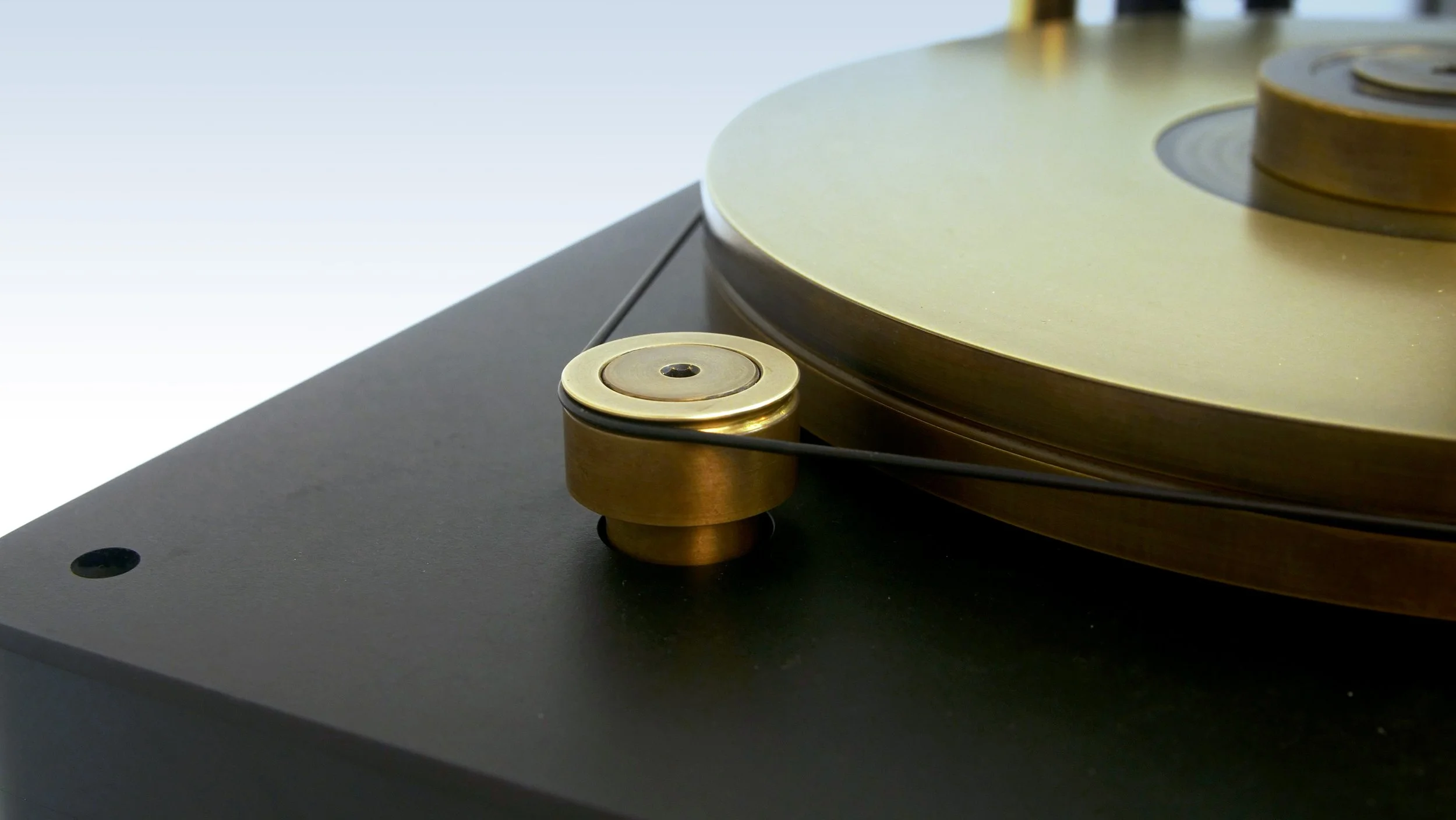 Detail of the bronze platter and pulley system of the Fern & Roby  Montrose Heirloom turntable
