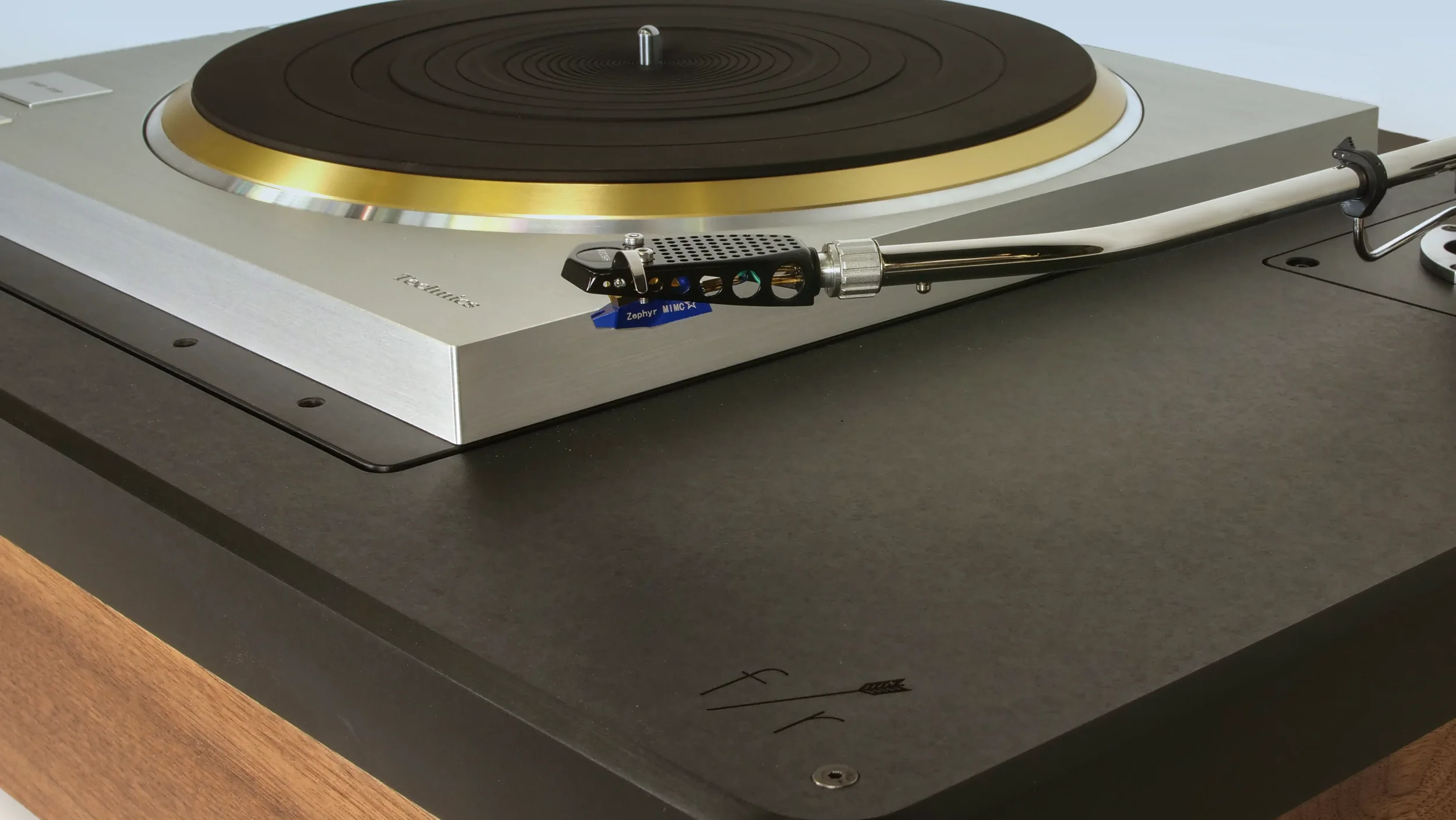Fern&Roby Archival Turntable 05.webp