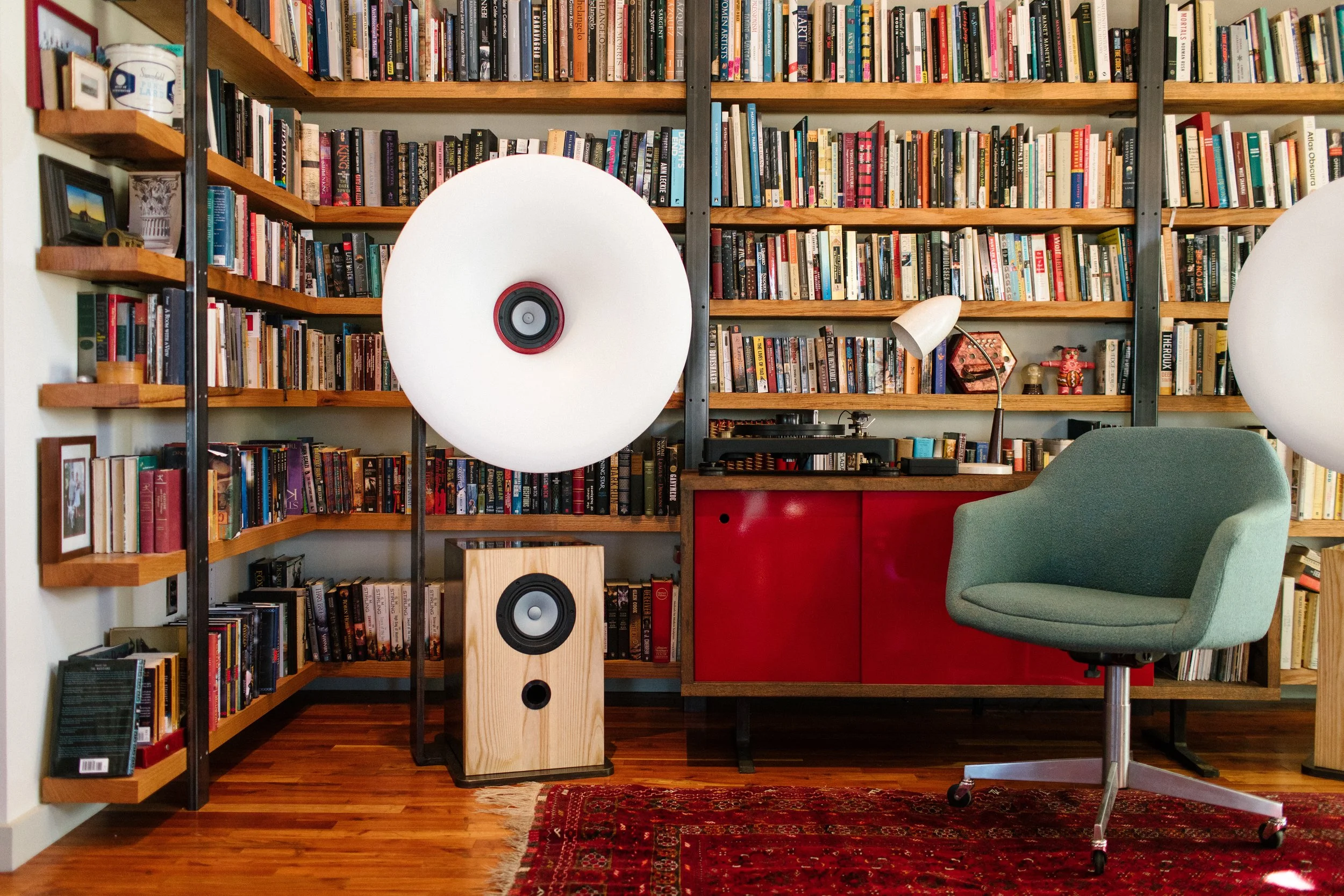 Living room audio system with F&R concept Le Cleac'h Horns and a Fern & Roby Montrose Turntable